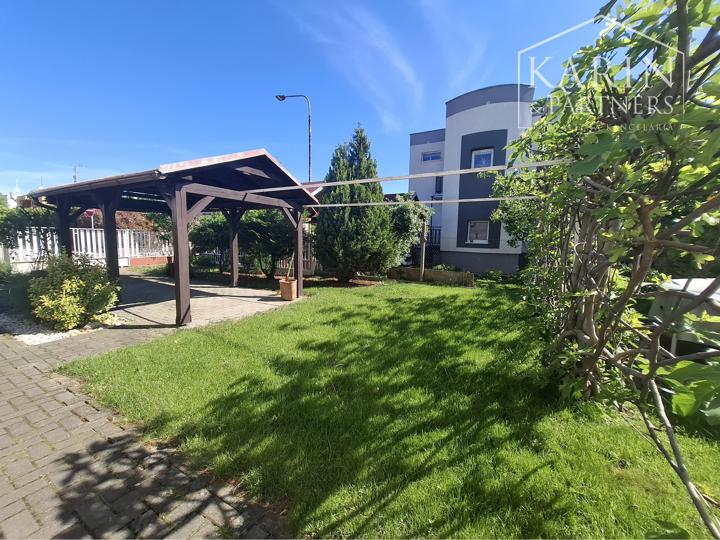 NA PREDAJ 4 IZBOVÝ RODINNÝ DOM S GARÁŽOU A BAZÉNOM V SENCI