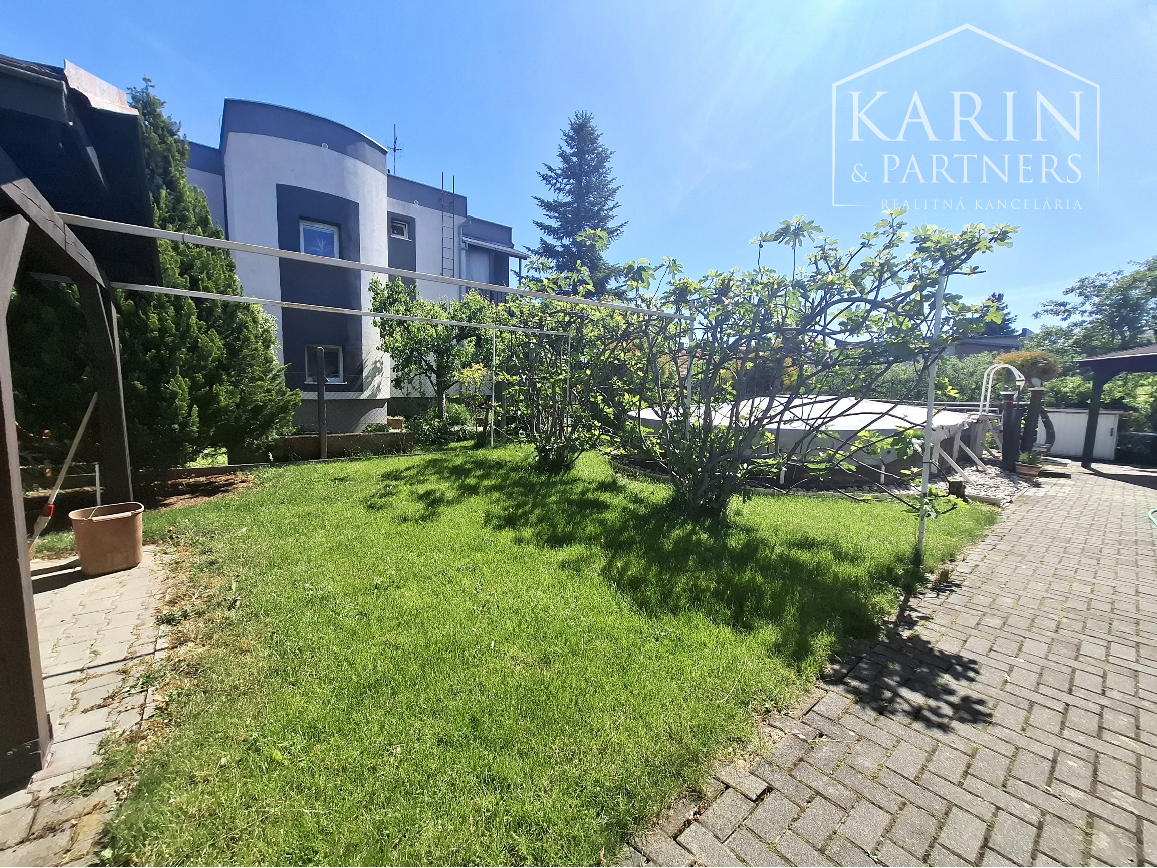 NA PREDAJ 4 IZBOVÝ RODINNÝ DOM S GARÁŽOU A BAZÉNOM V SENCI