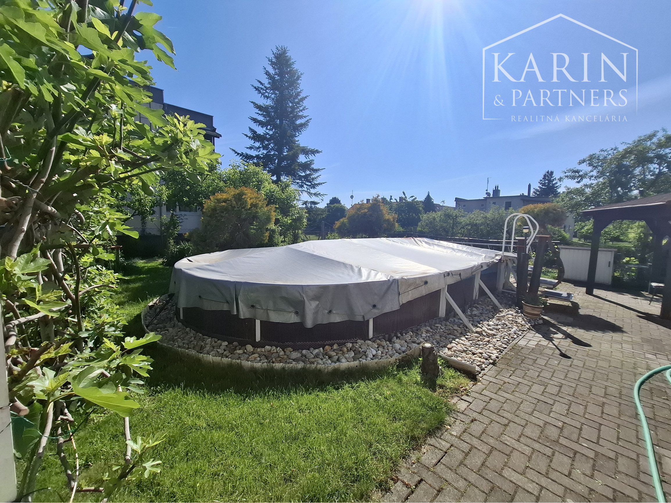 NA PREDAJ 4 IZBOVÝ RODINNÝ DOM S GARÁŽOU A BAZÉNOM V SENCI