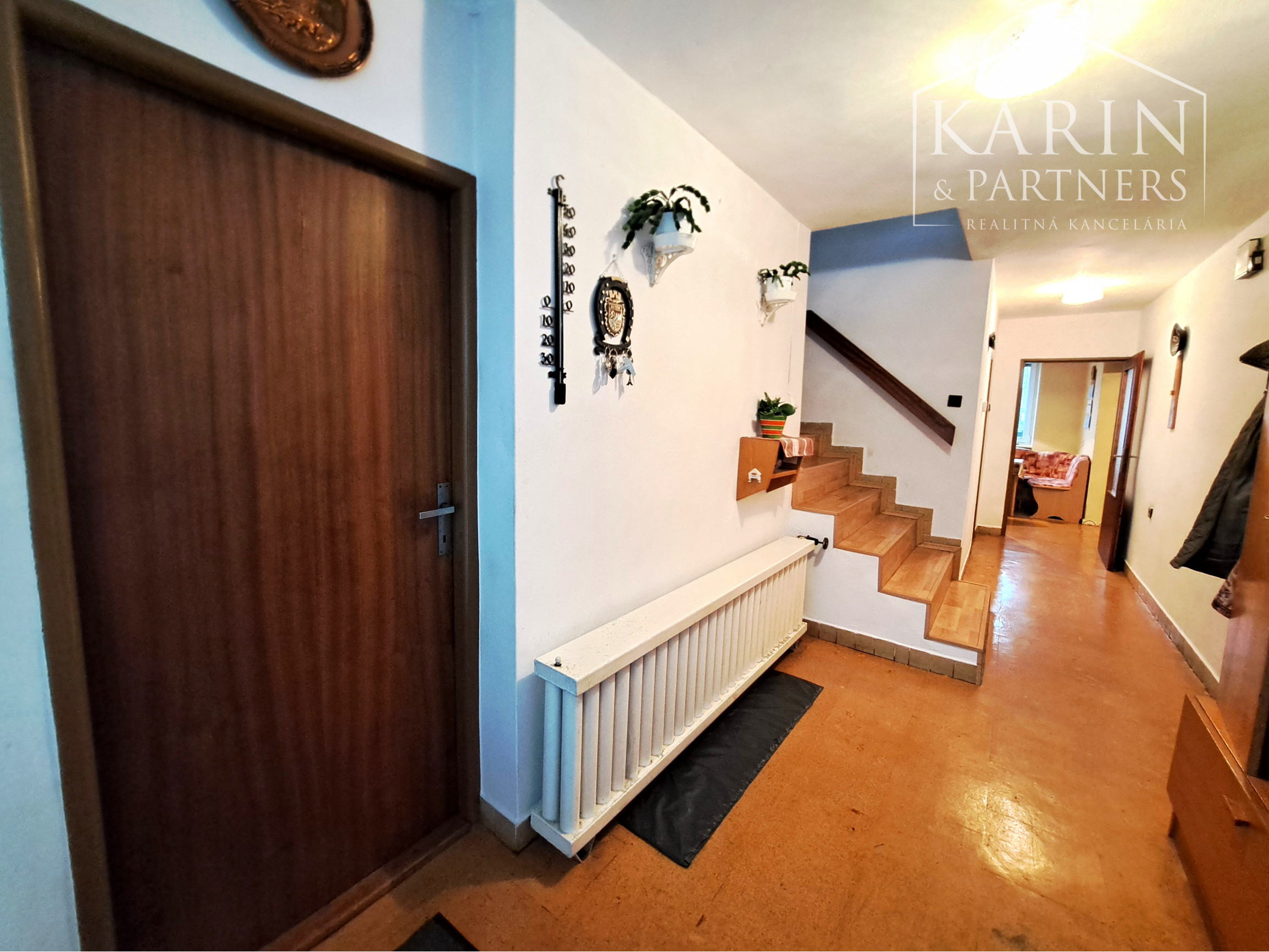 NA PREDAJ 4 IZBOVÝ RODINNÝ DOM S GARÁŽOU A BAZÉNOM V SENCI