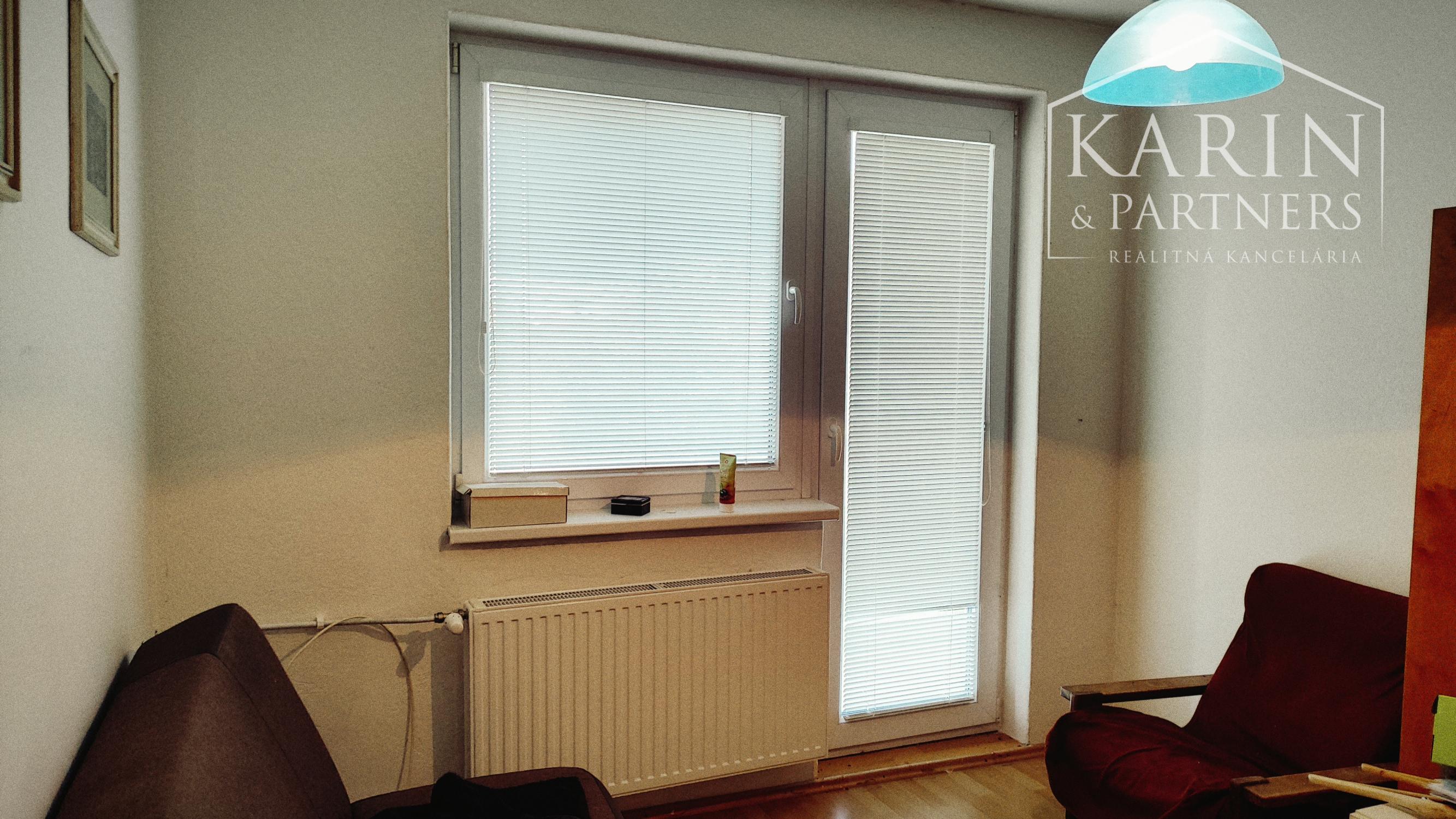 Priestranný rodinný dom, na veľkom pozemku, Komjatice