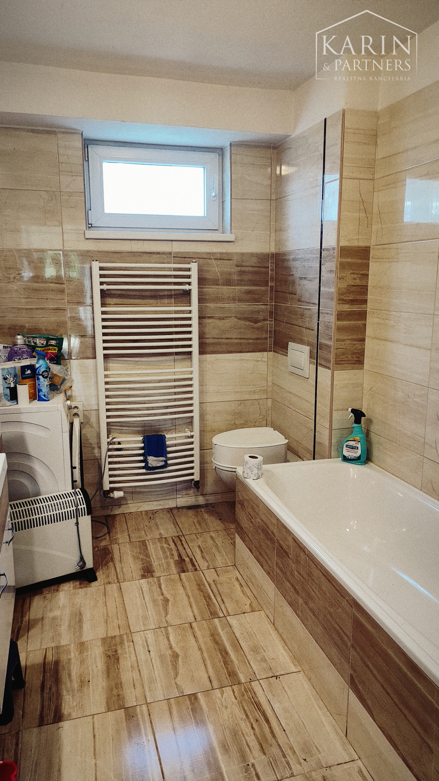 Priestranný rodinný dom, na veľkom pozemku, Komjatice