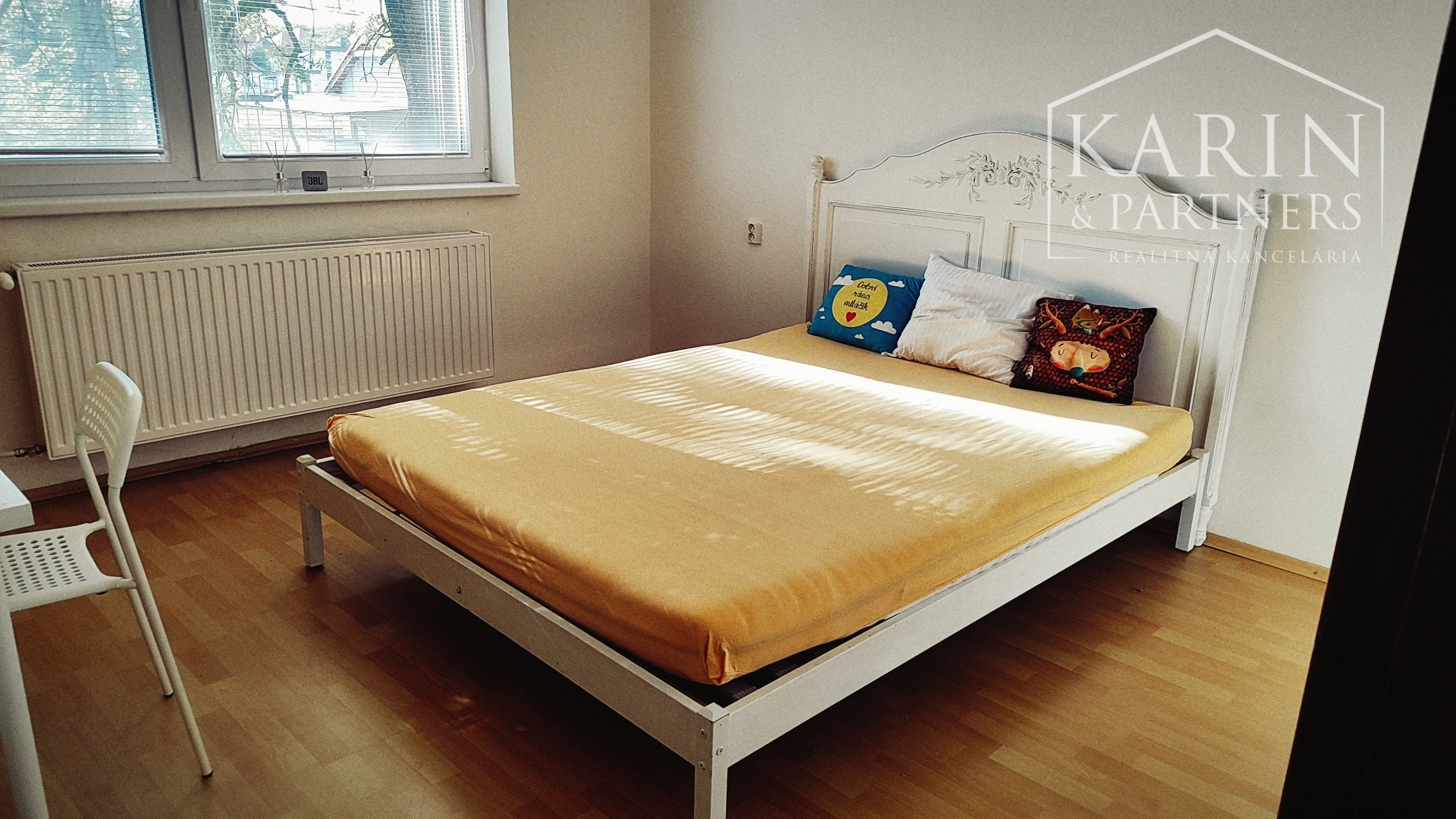 Priestranný rodinný dom, na veľkom pozemku, Komjatice