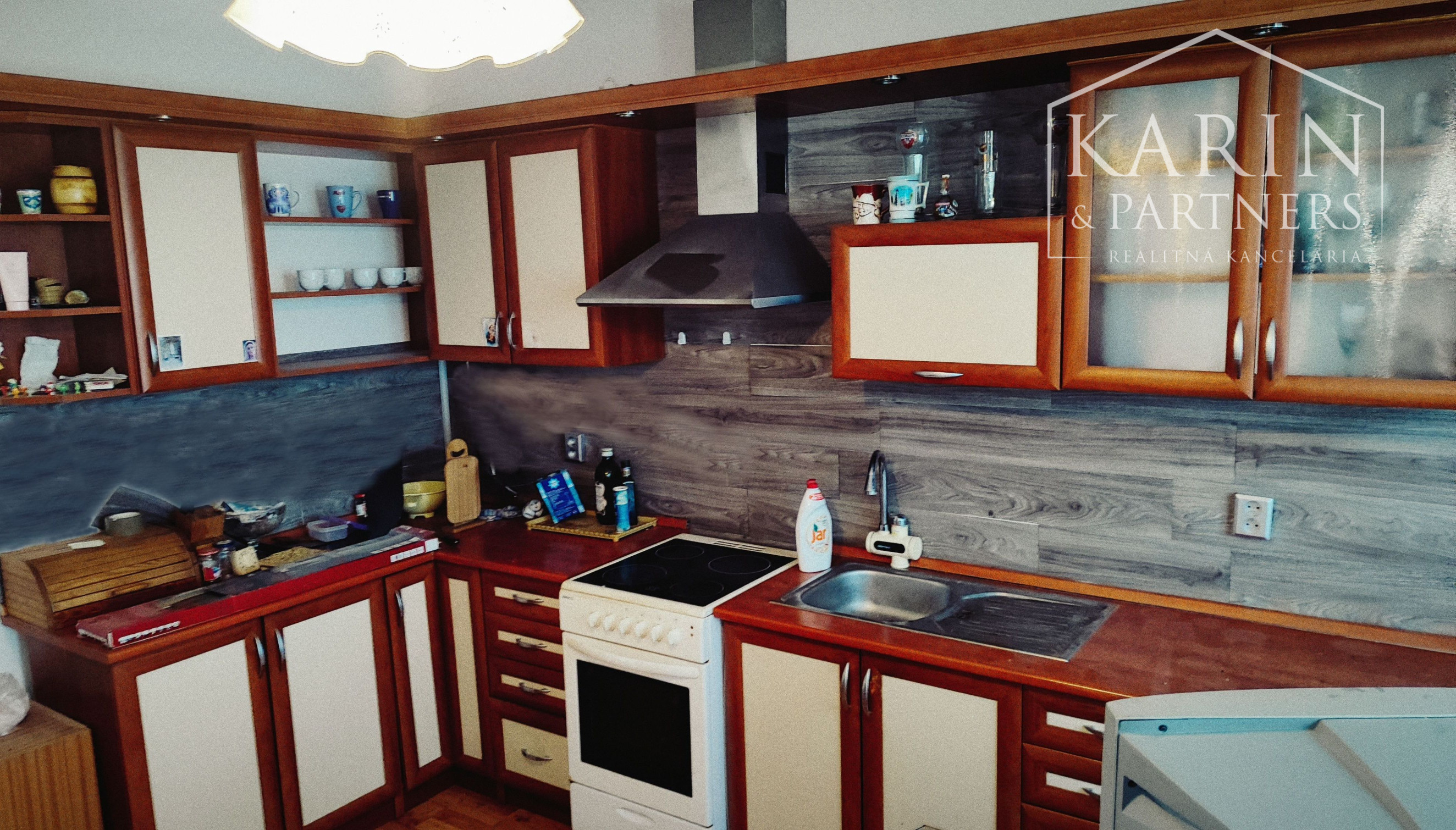 Priestranný rodinný dom, na veľkom pozemku, Komjatice