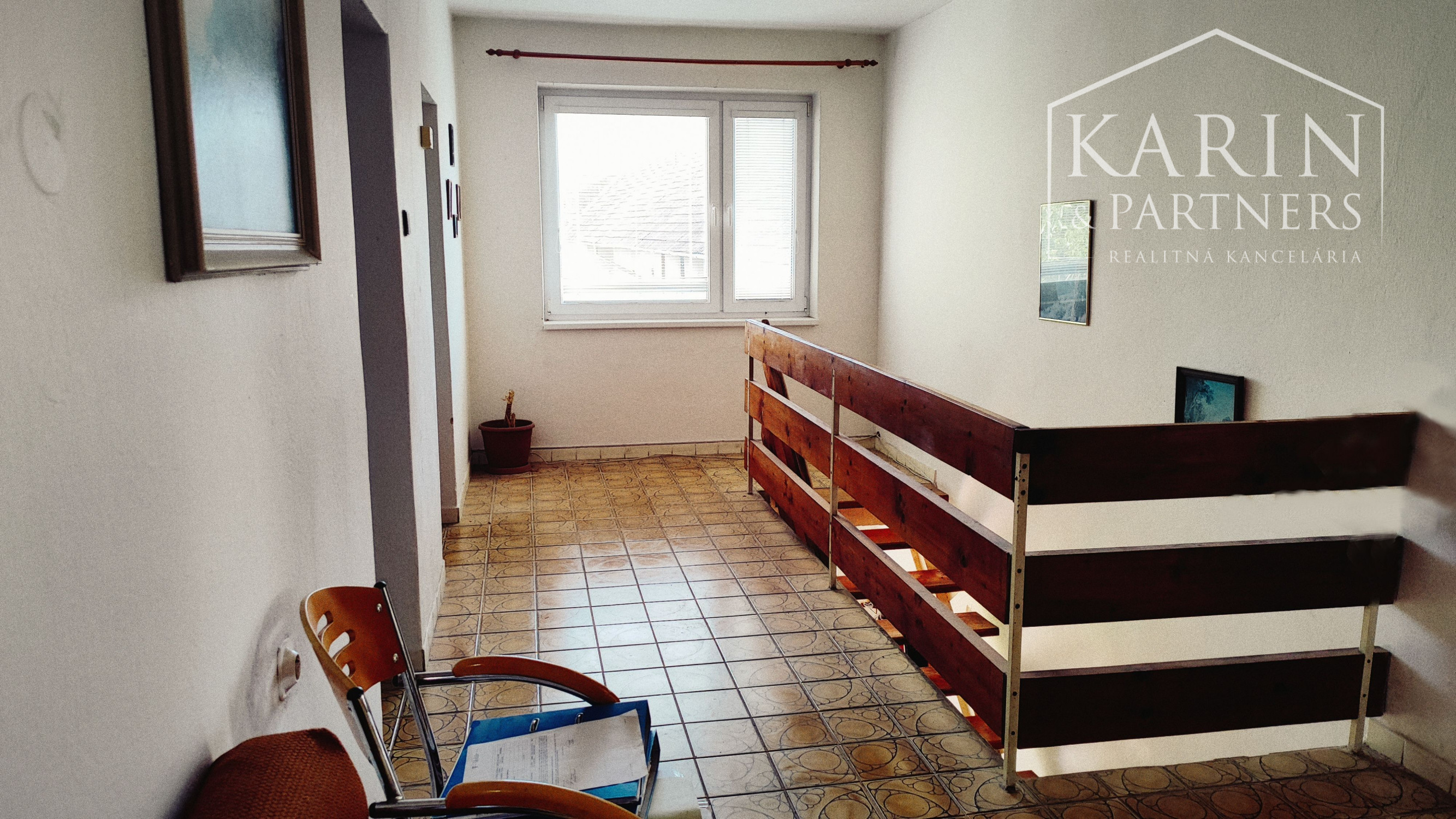 Priestranný rodinný dom, na veľkom pozemku, Komjatice