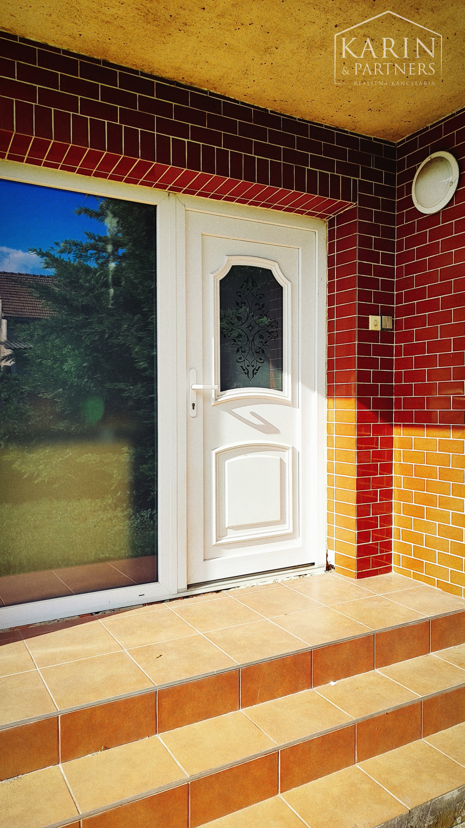 Priestranný rodinný dom, na veľkom pozemku, Komjatice