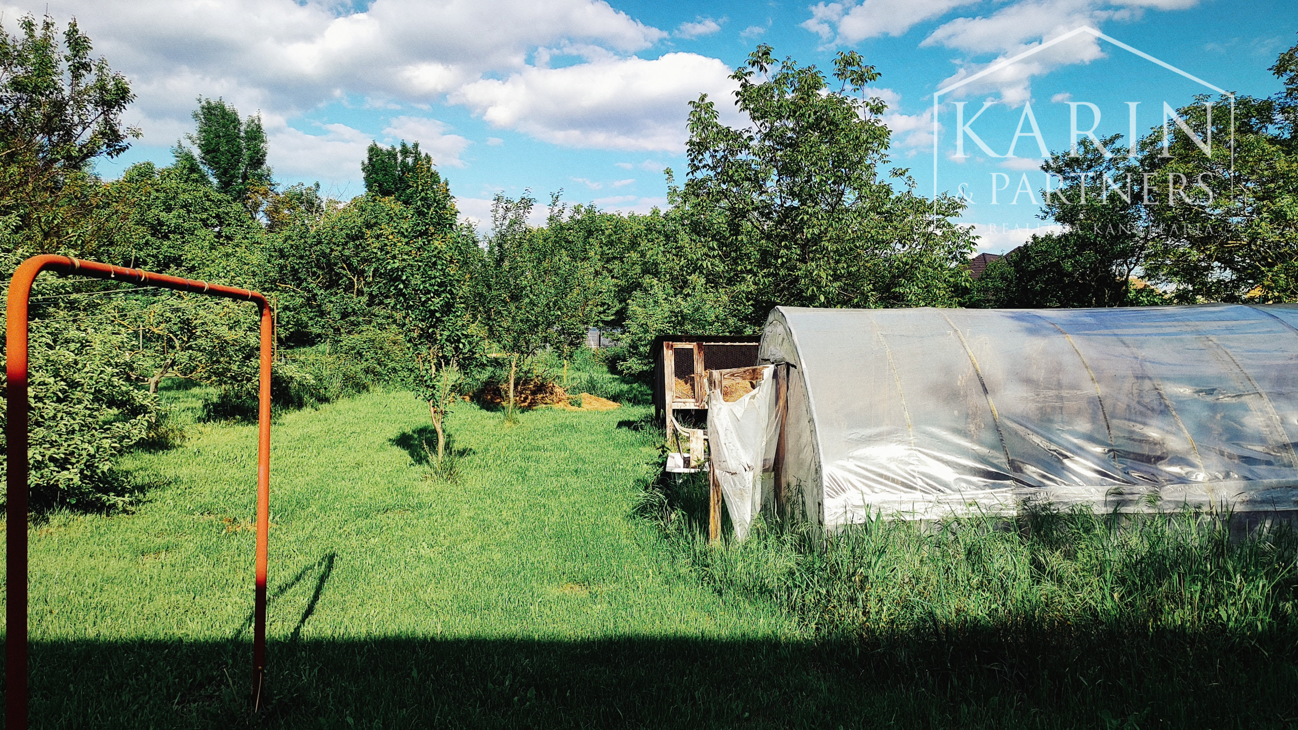 Priestranný rodinný dom, na veľkom pozemku, Komjatice