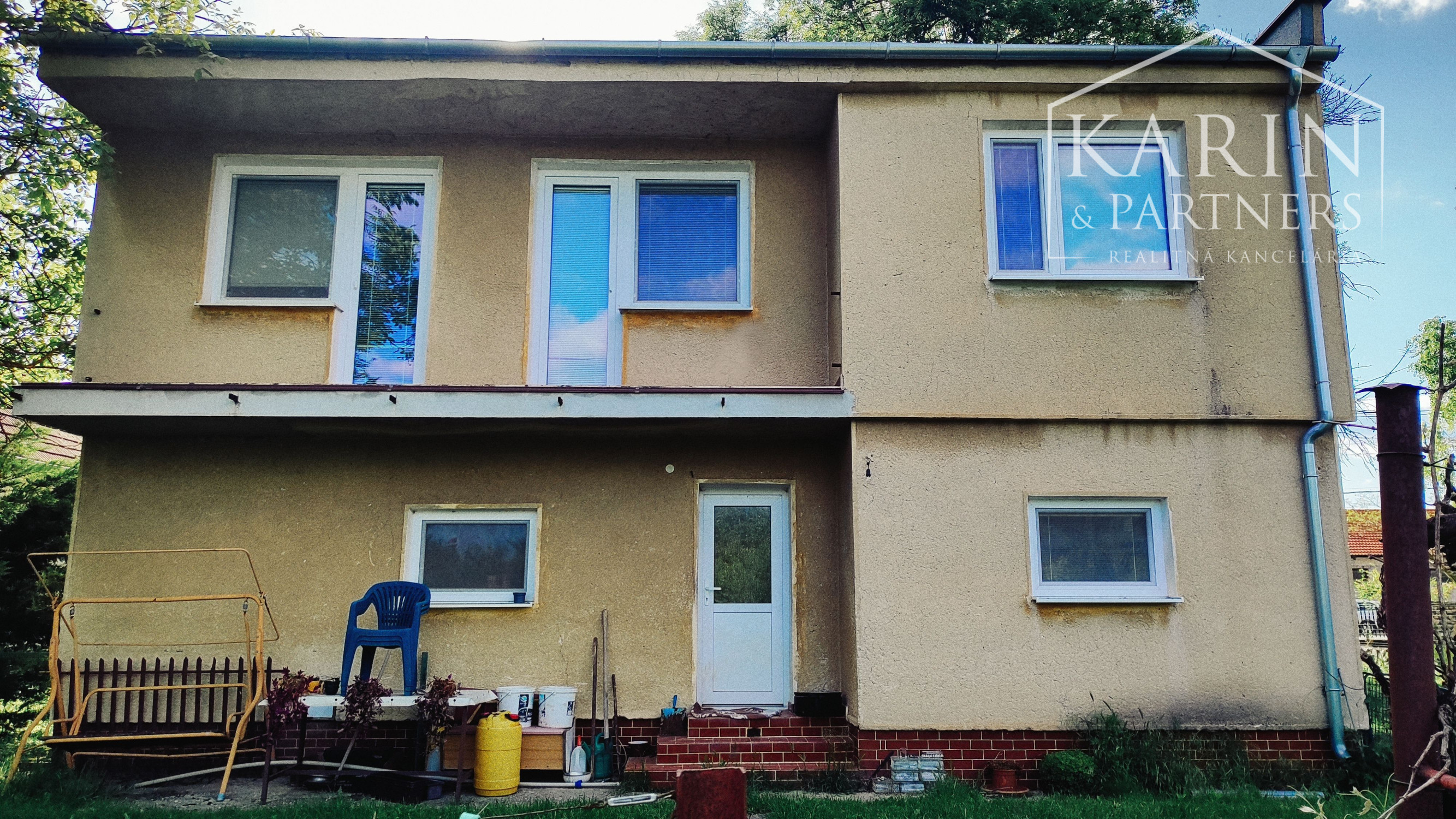 Priestranný rodinný dom, na veľkom pozemku, Komjatice