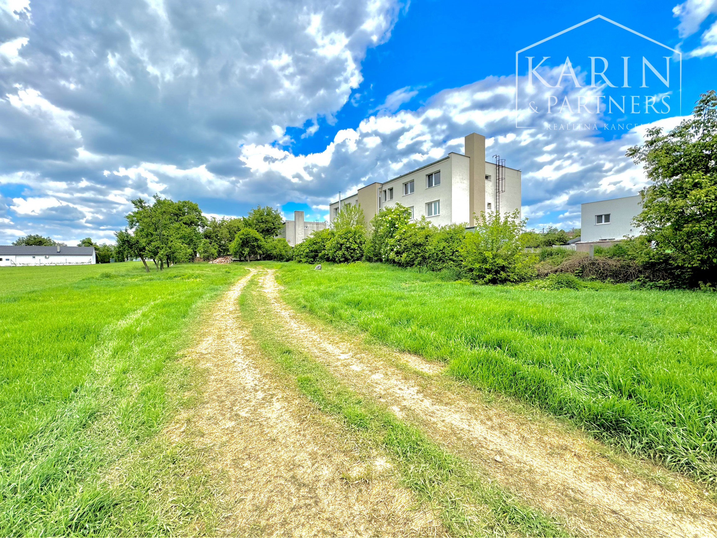 Stavebný pozemok pre rodinné domy aj bytový dom, 1695 m2, Hlboké