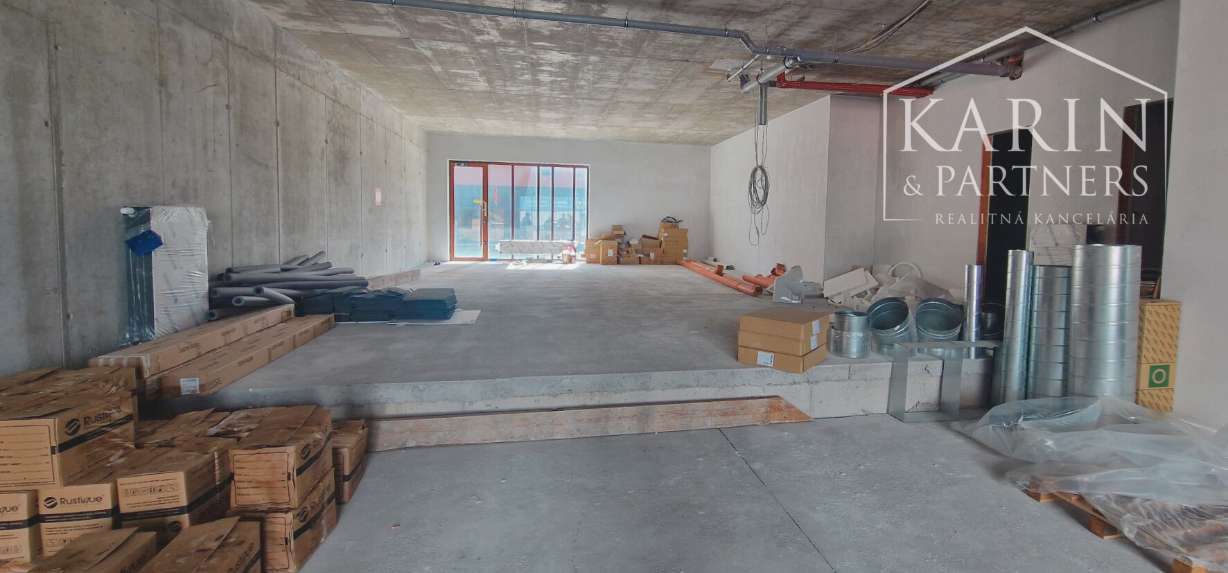 NA PREDAJ OBCHODNÝ PRIESTOR S PREDZÁHRADKOU, V PROJEKTE DVE SÝPKY, BRATISLAVA JAROVCE, CENA S DPH: 328.000 €