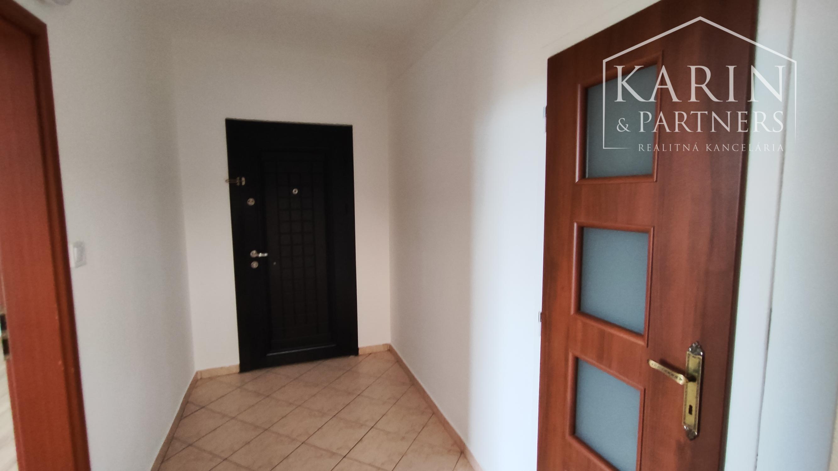 NA PRENÁJOM: Veľký 2izbový byt s balkónom, Nové Zámky sídlisko Nábrežná