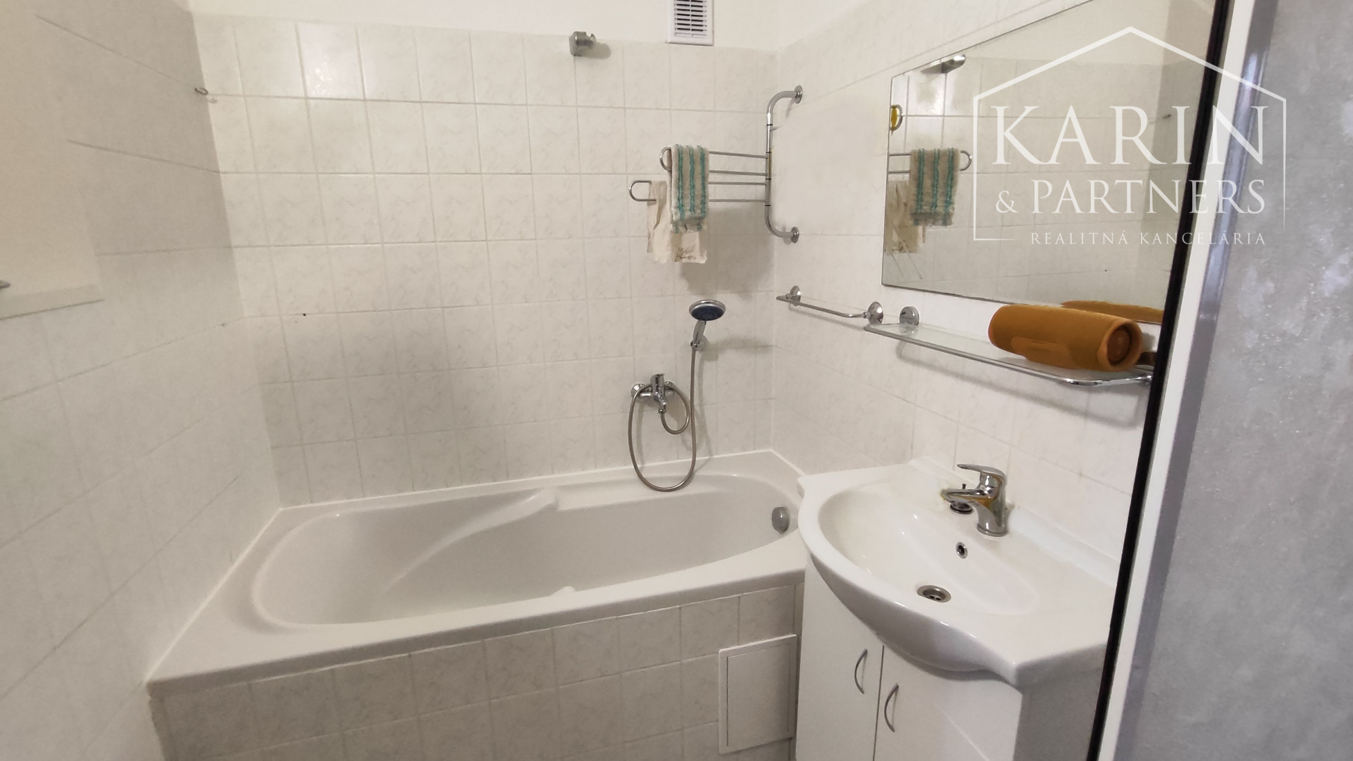 NA PRENÁJOM: Veľký 2 izbový byt s dvoma balkónmi, N.Zámky