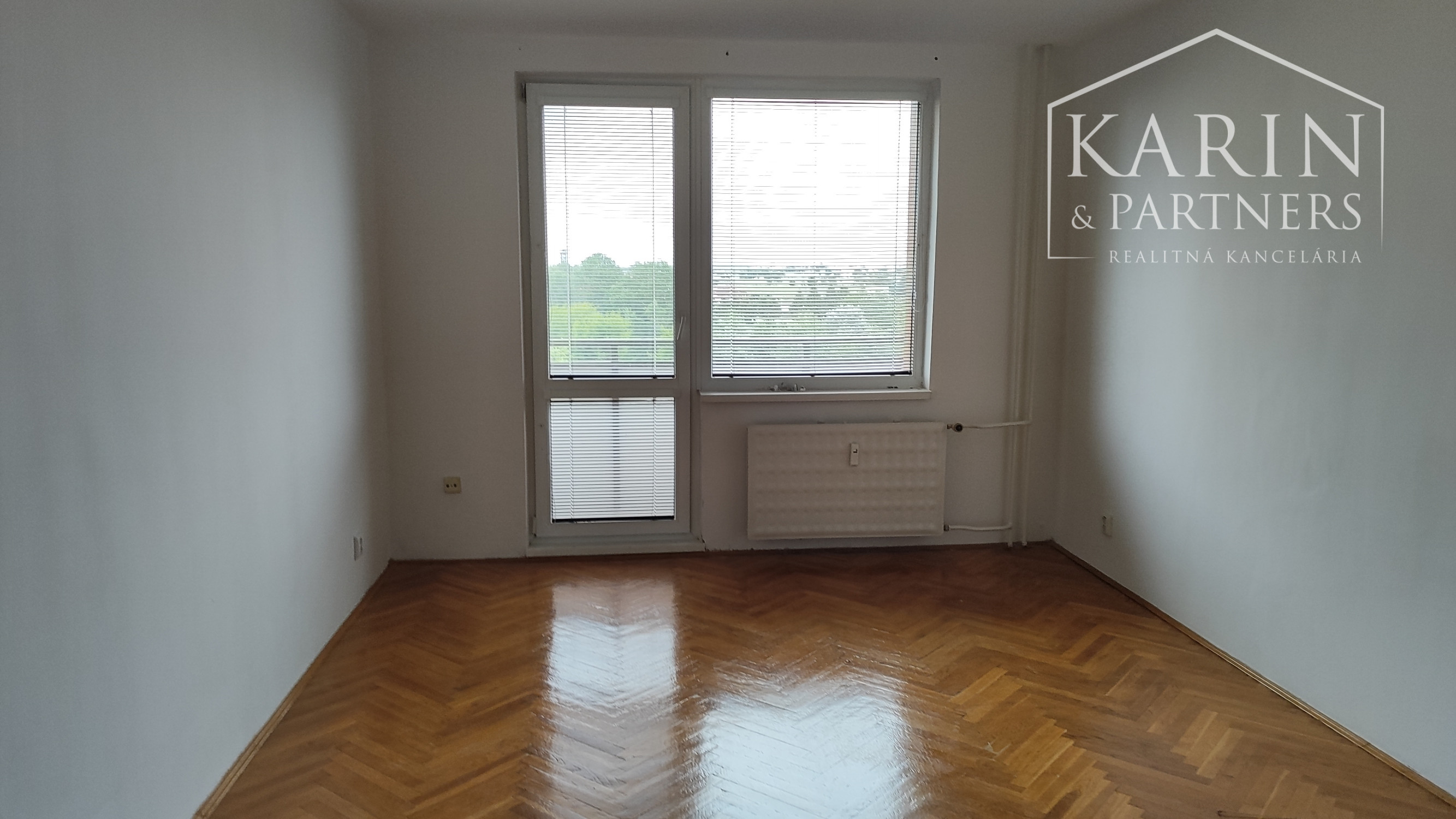 NA PRENÁJOM: Veľký 2 izbový byt s dvoma balkónmi, N.Zámky