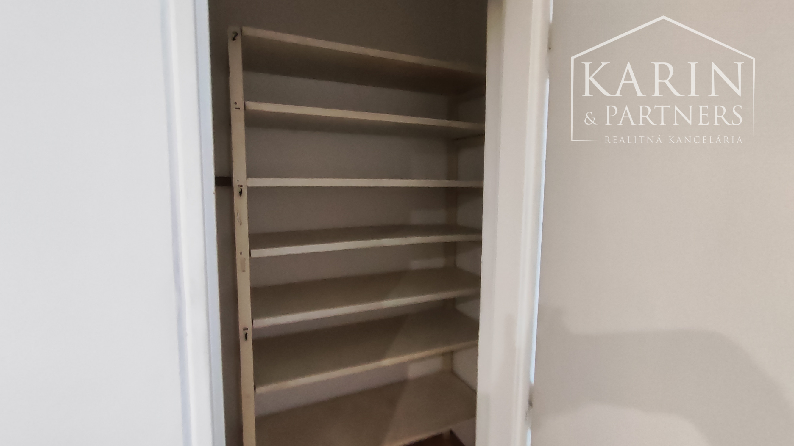 NA PRENÁJOM: Veľký 2 izbový byt s dvoma balkónmi, N.Zámky