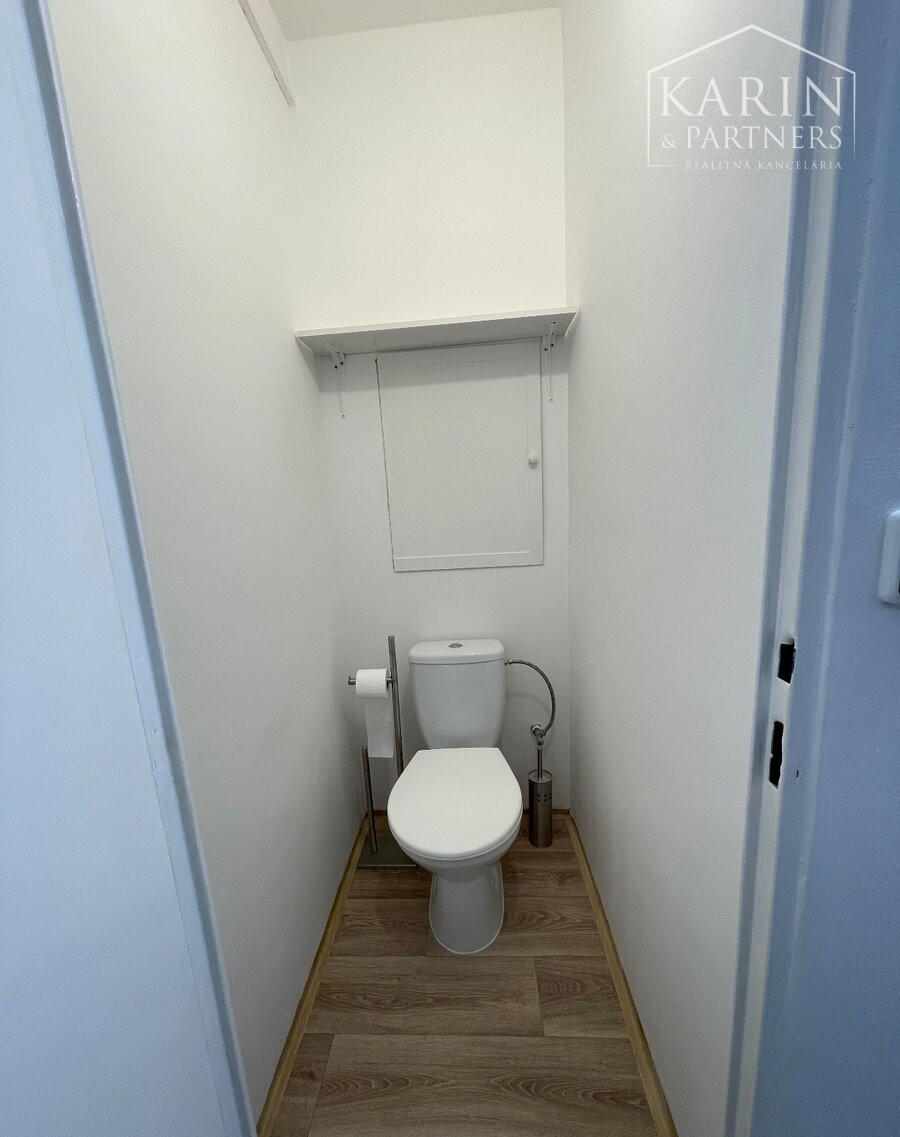 NA PRENÁJOM: Veľký 2 izbový byt s dvoma balkónmi, N.Zámky