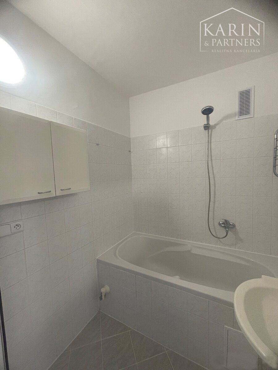 NA PRENÁJOM: Veľký 2 izbový byt s dvoma balkónmi, N.Zámky