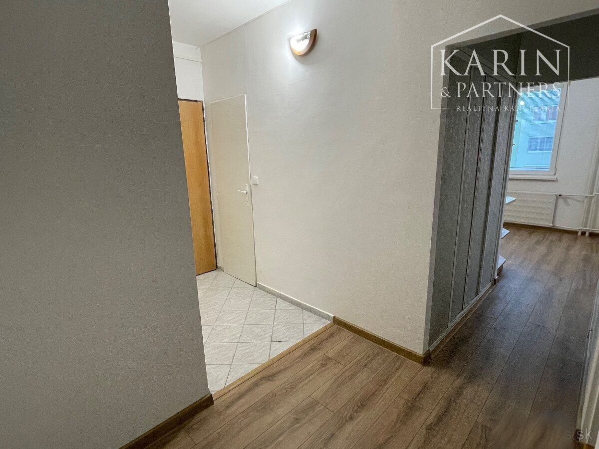 NA PRENÁJOM: Veľký 2 izbový byt s dvoma balkónmi, N.Zámky