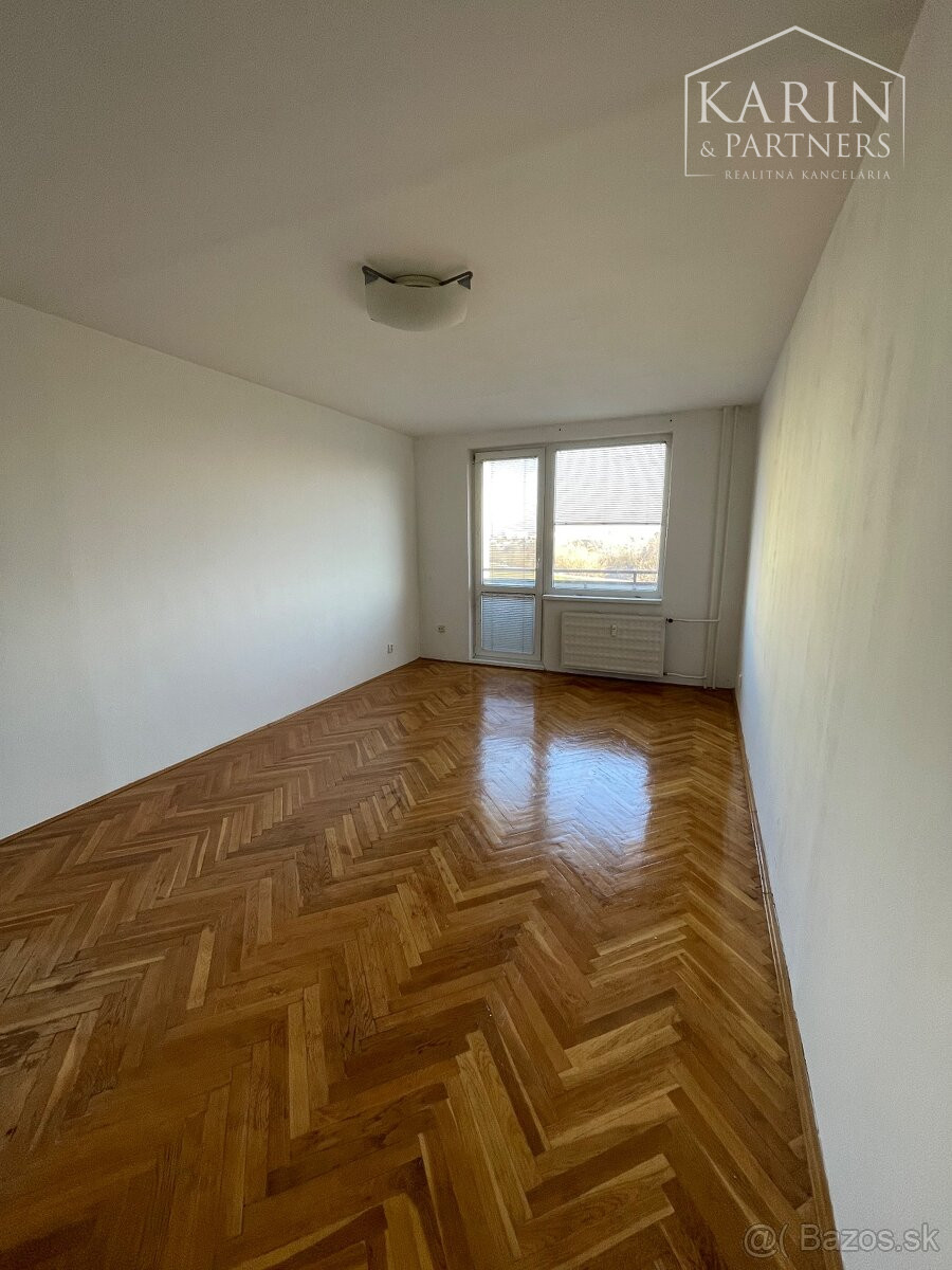 NA PRENÁJOM: Veľký 2 izbový byt s dvoma balkónmi, N.Zámky