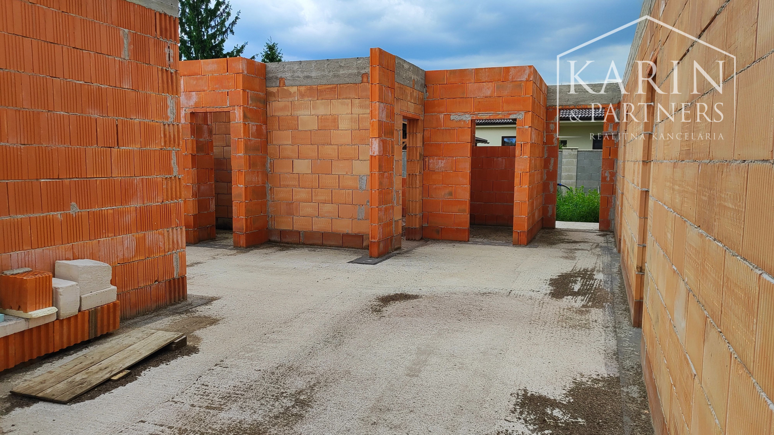 Rodinný dom rozostavaný, len 7km od Nových Zámkov