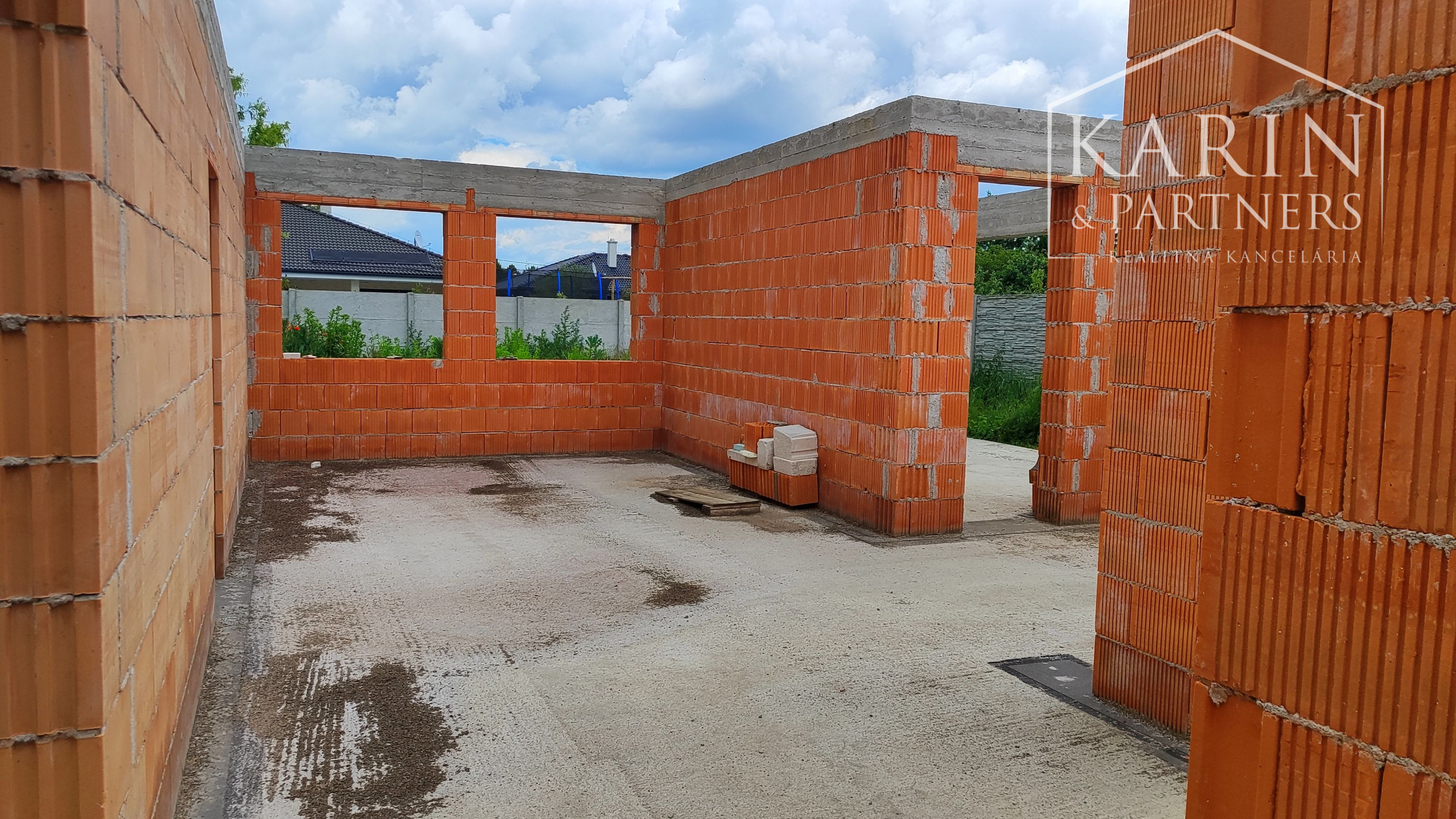 Rodinný dom rozostavaný, len 7km od Nových Zámkov