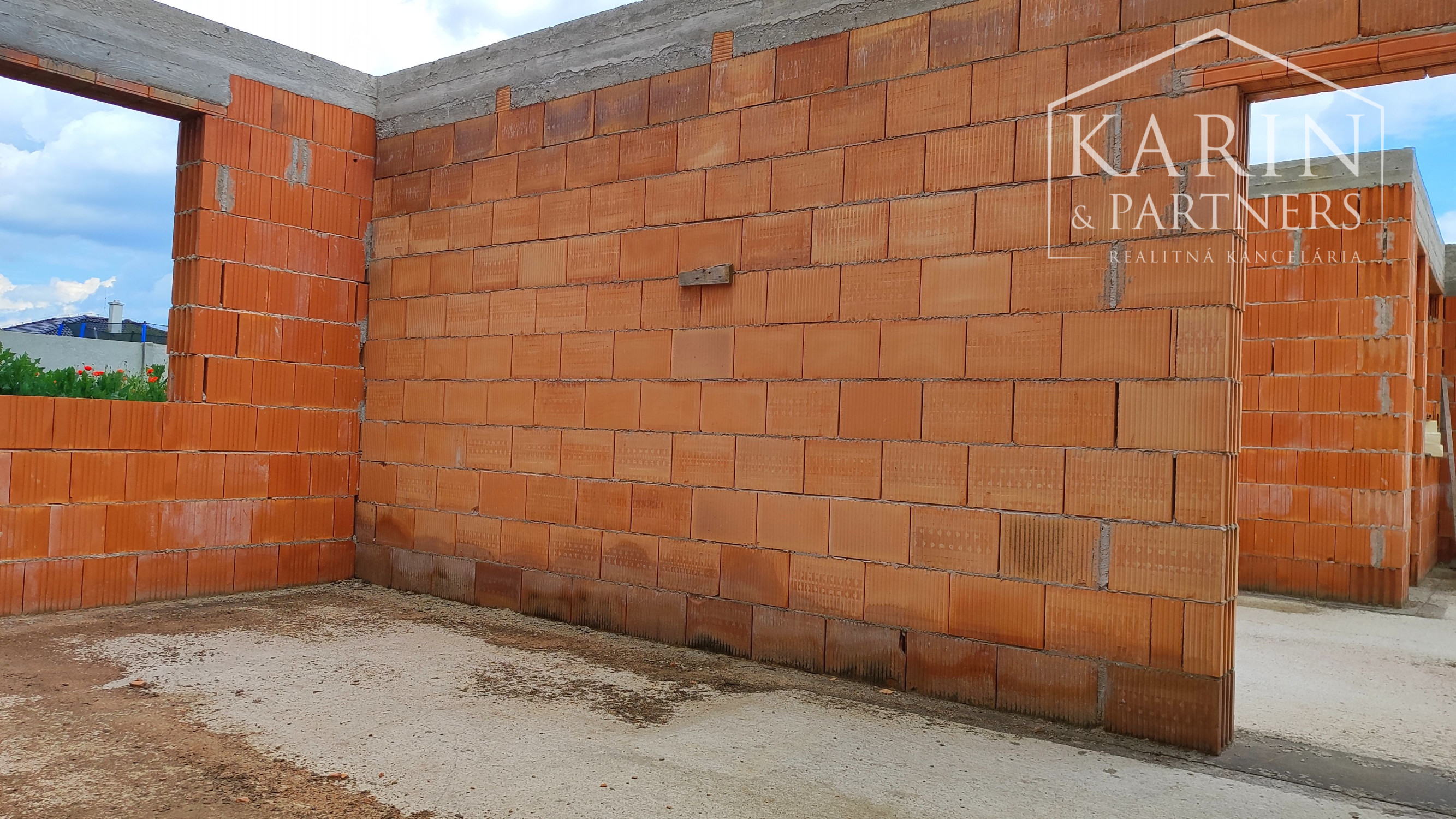 Rodinný dom rozostavaný, len 7km od Nových Zámkov