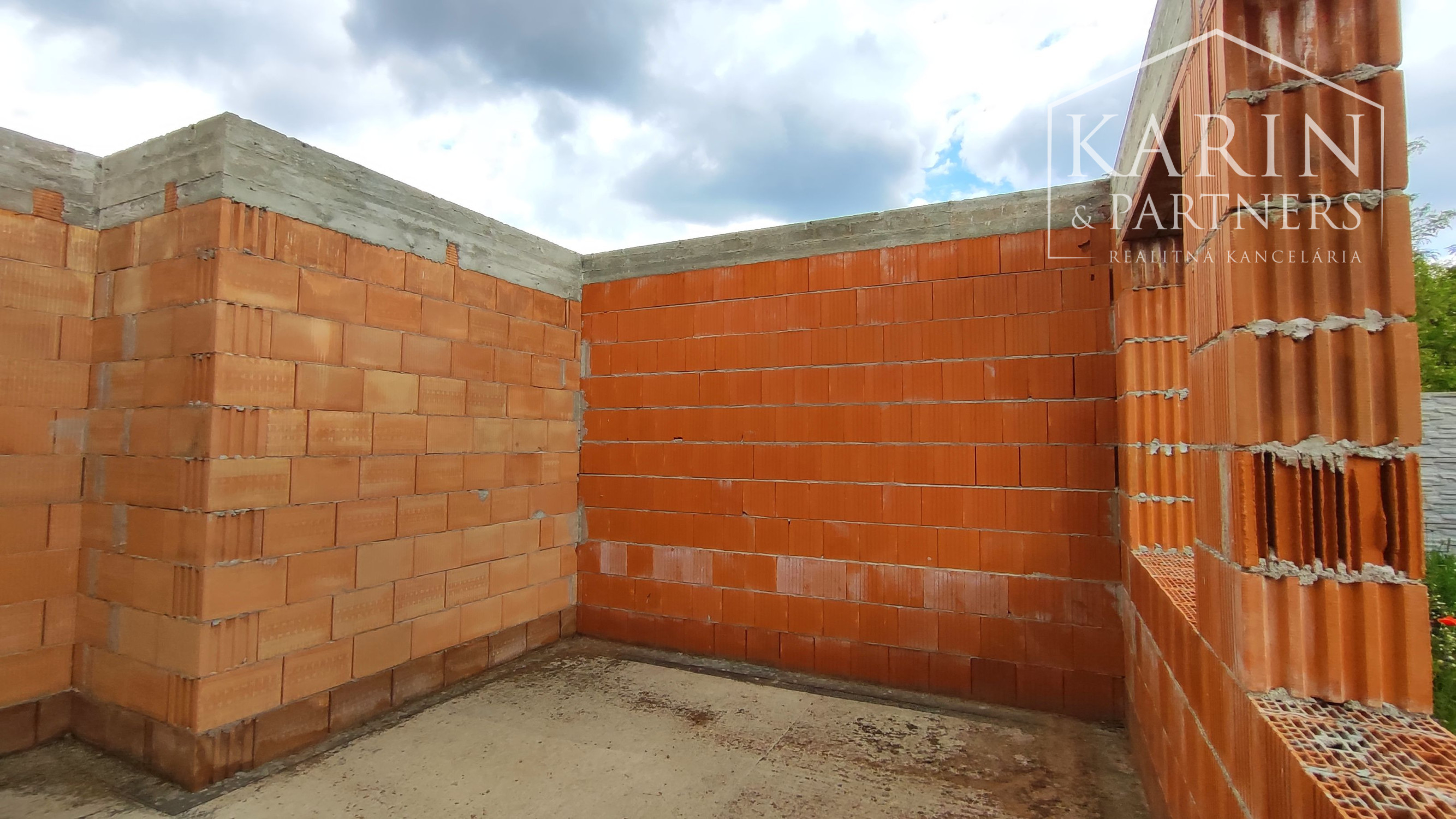 Rodinný dom rozostavaný, len 7km od Nových Zámkov