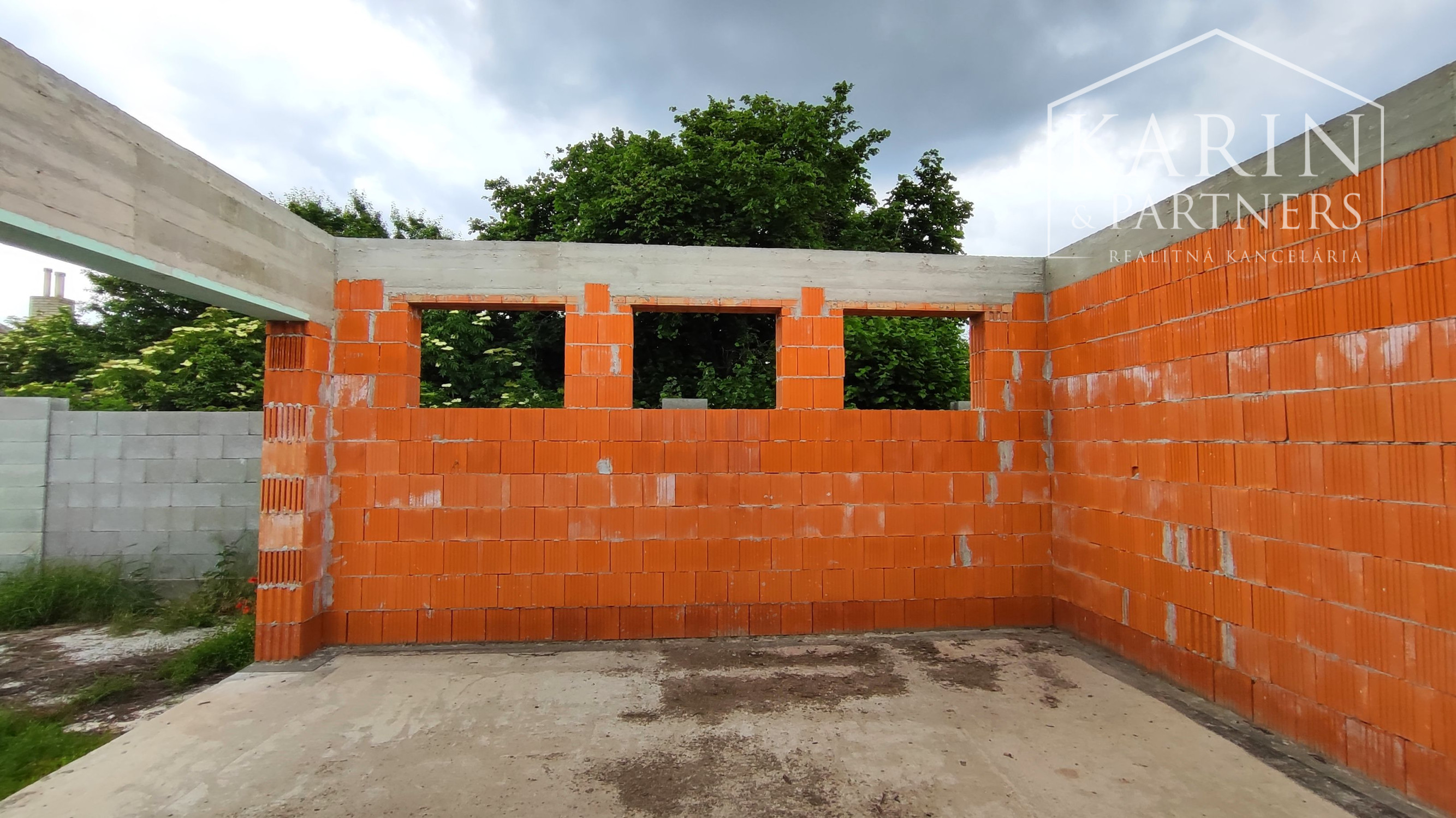 Rodinný dom rozostavaný, len 7km od Nových Zámkov