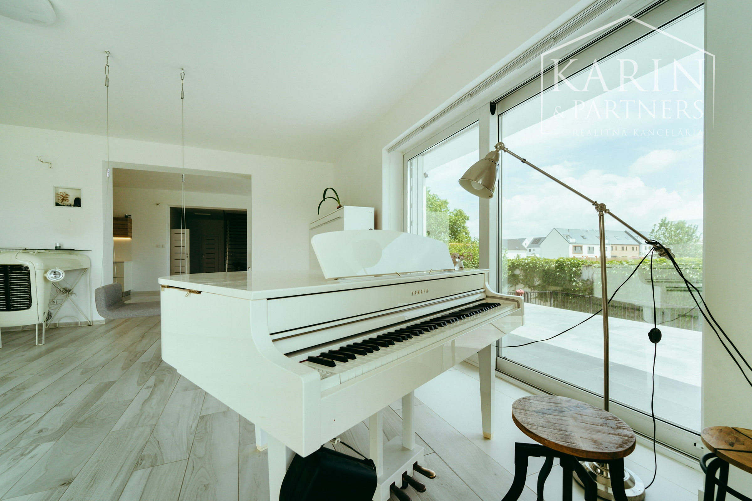 Moderný a priestranný 5 izbový zrekonštruovaný rodinný dom s veľkým pozemkom v Bratislave