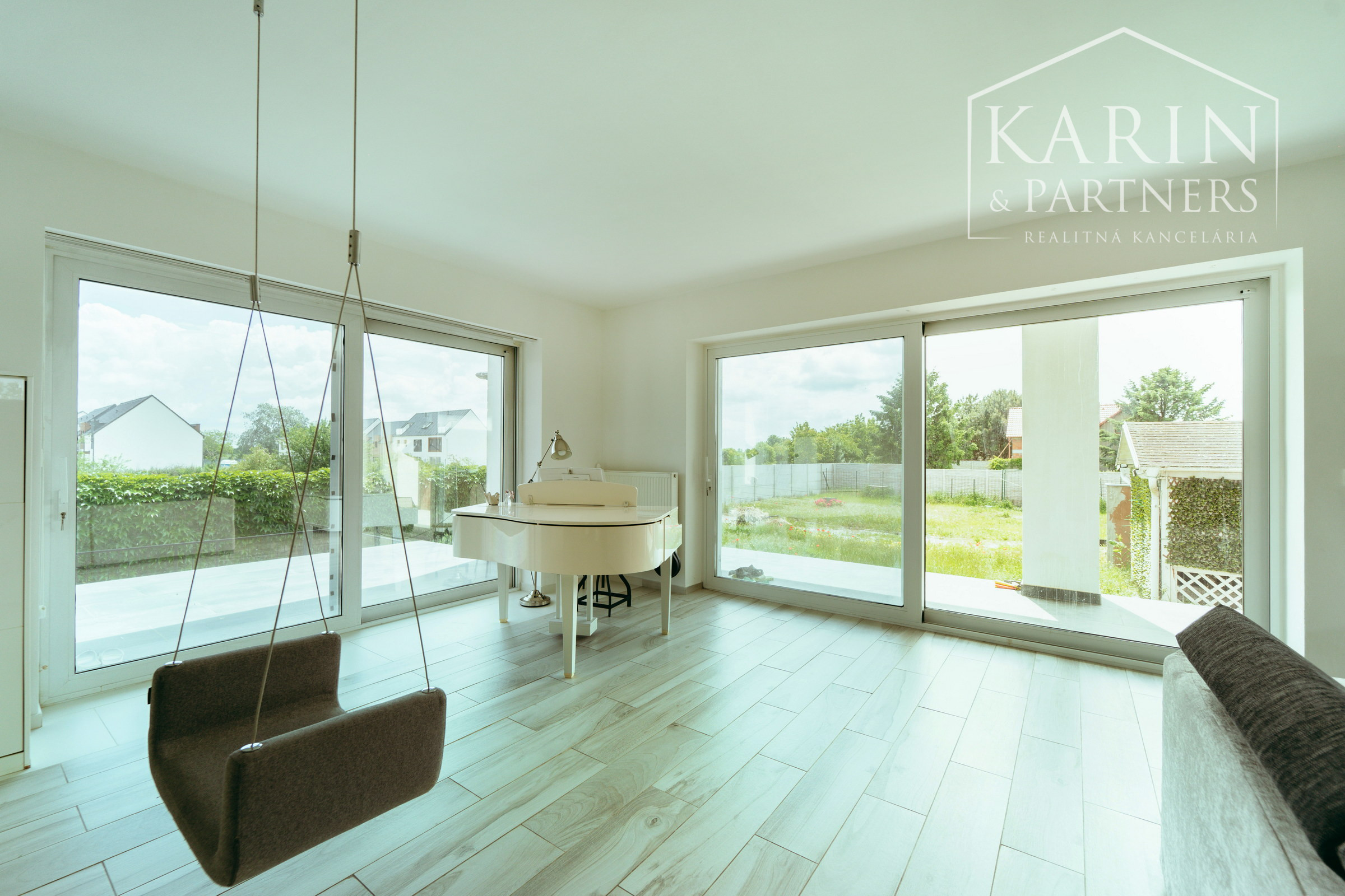 Moderný a priestranný 5 izbový zrekonštruovaný rodinný dom s veľkým pozemkom v Bratislave