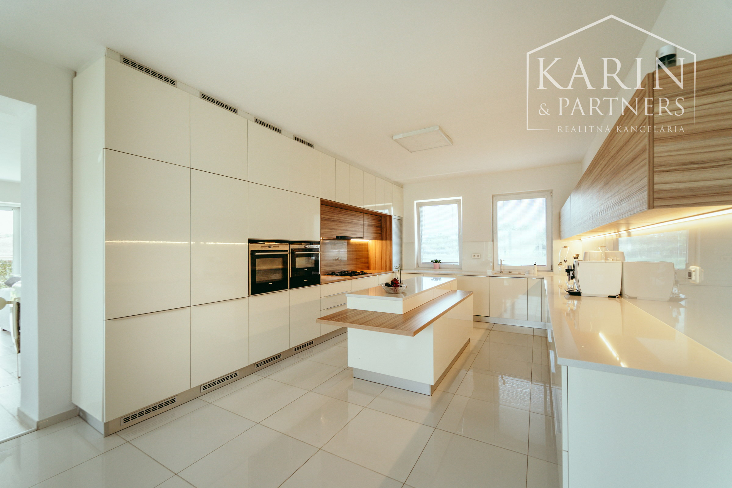 Moderný a priestranný 5 izbový zrekonštruovaný rodinný dom s veľkým pozemkom v Bratislave