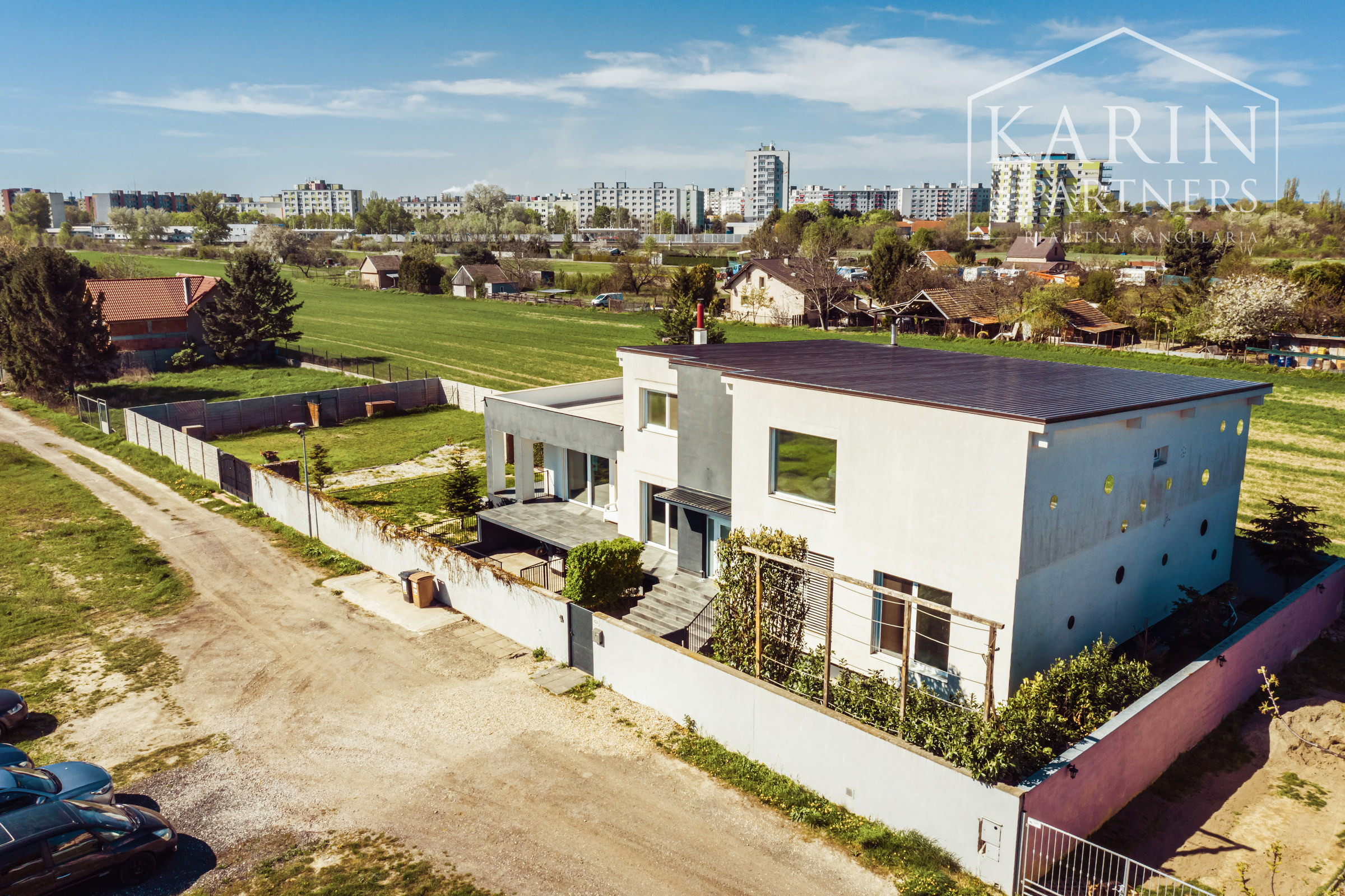 Moderný a priestranný 5 izbový zrekonštruovaný rodinný dom s veľkým pozemkom v Bratislave