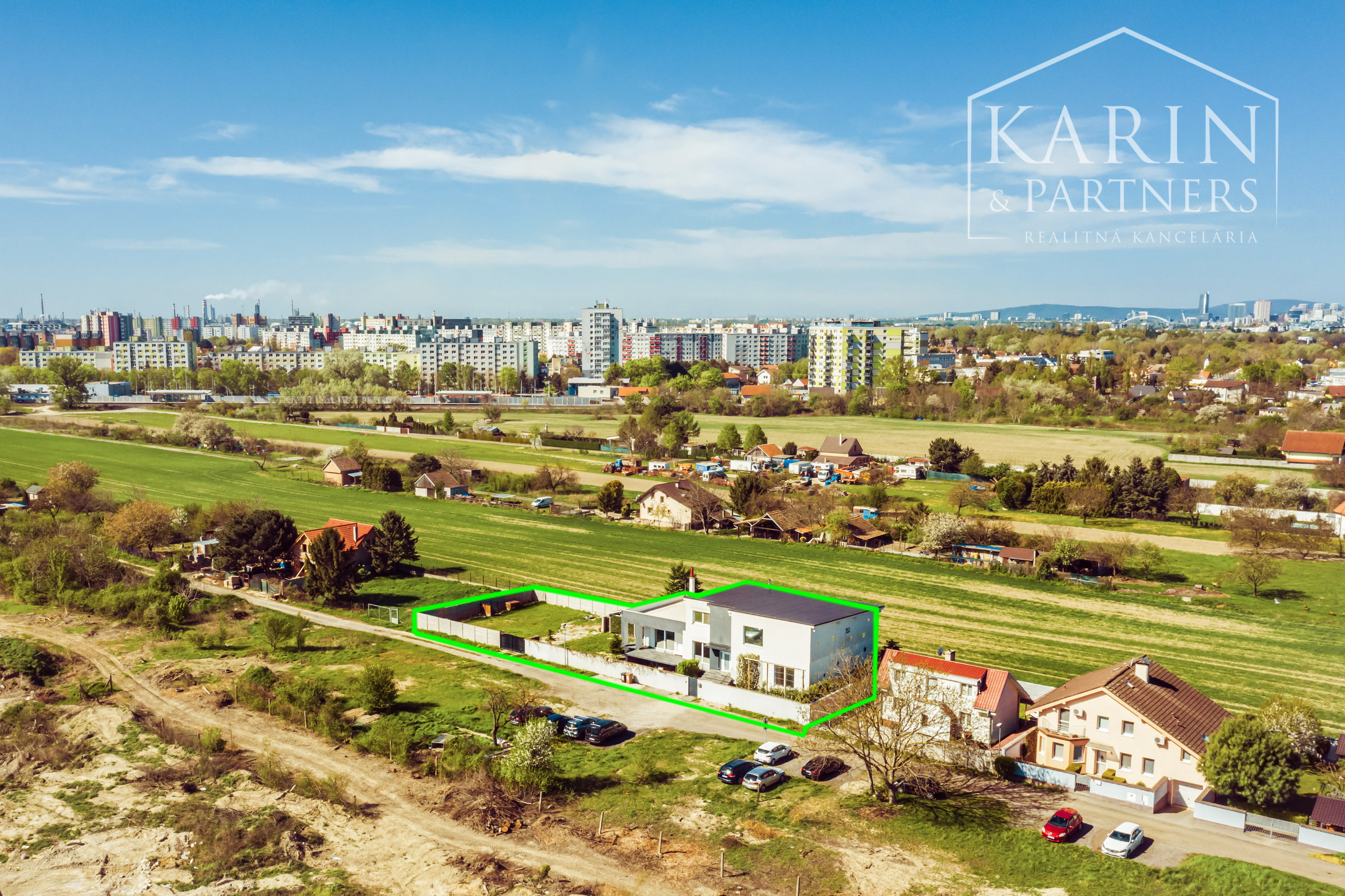 Moderný a priestranný 5 izbový zrekonštruovaný rodinný dom s veľkým pozemkom v Bratislave