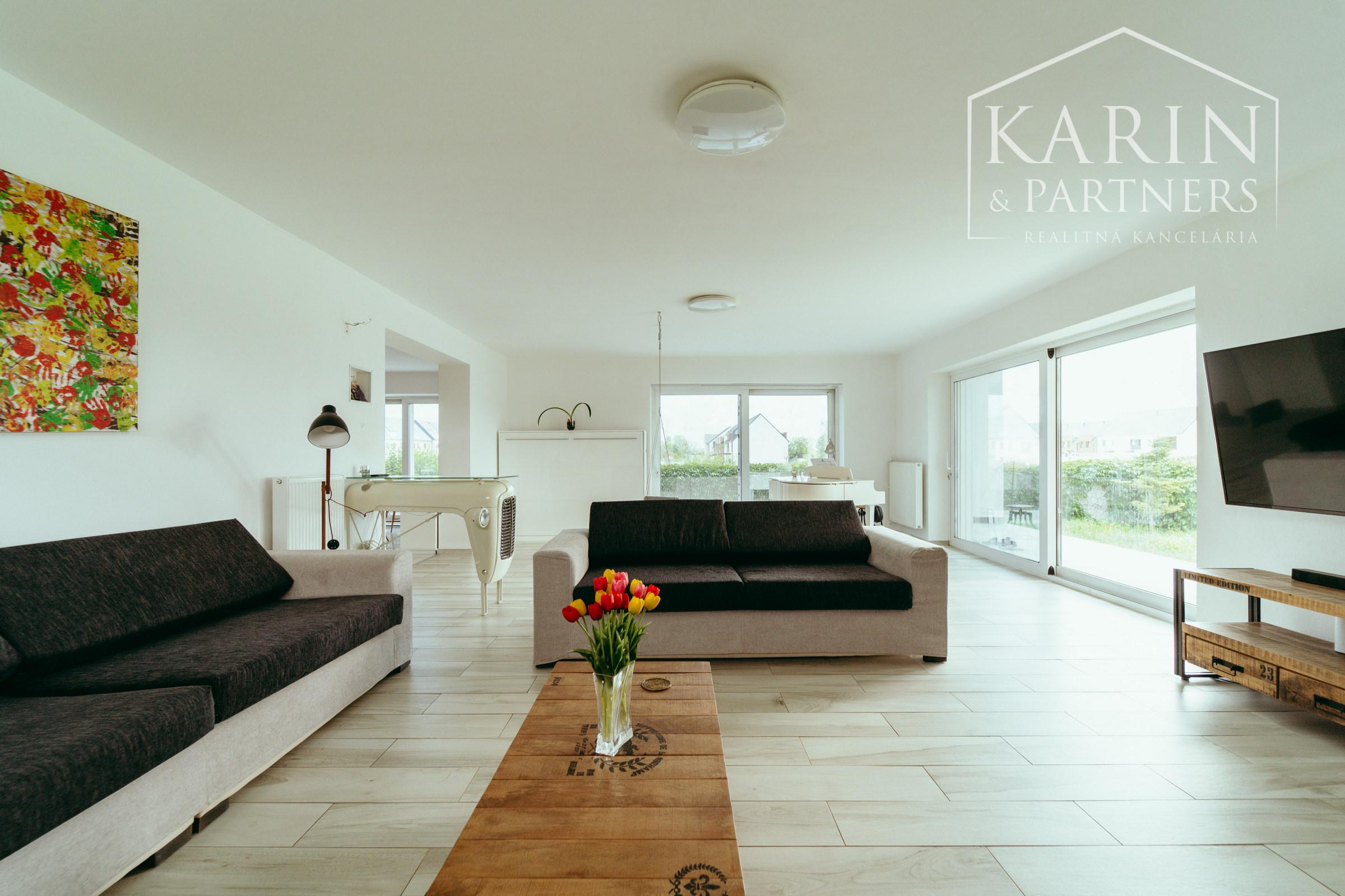 Moderný a priestranný 5 izbový zrekonštruovaný rodinný dom s veľkým pozemkom v Bratislave