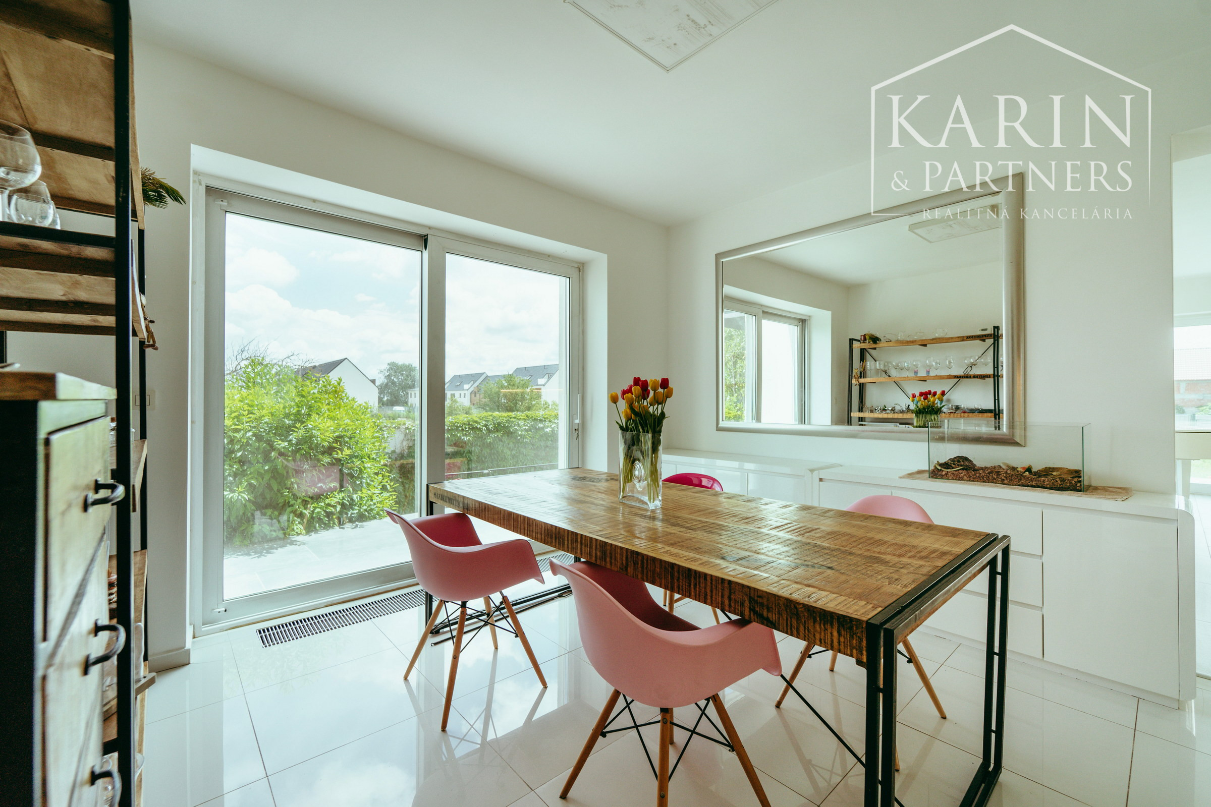 Moderný a priestranný 5 izbový zrekonštruovaný rodinný dom s veľkým pozemkom v Bratislave