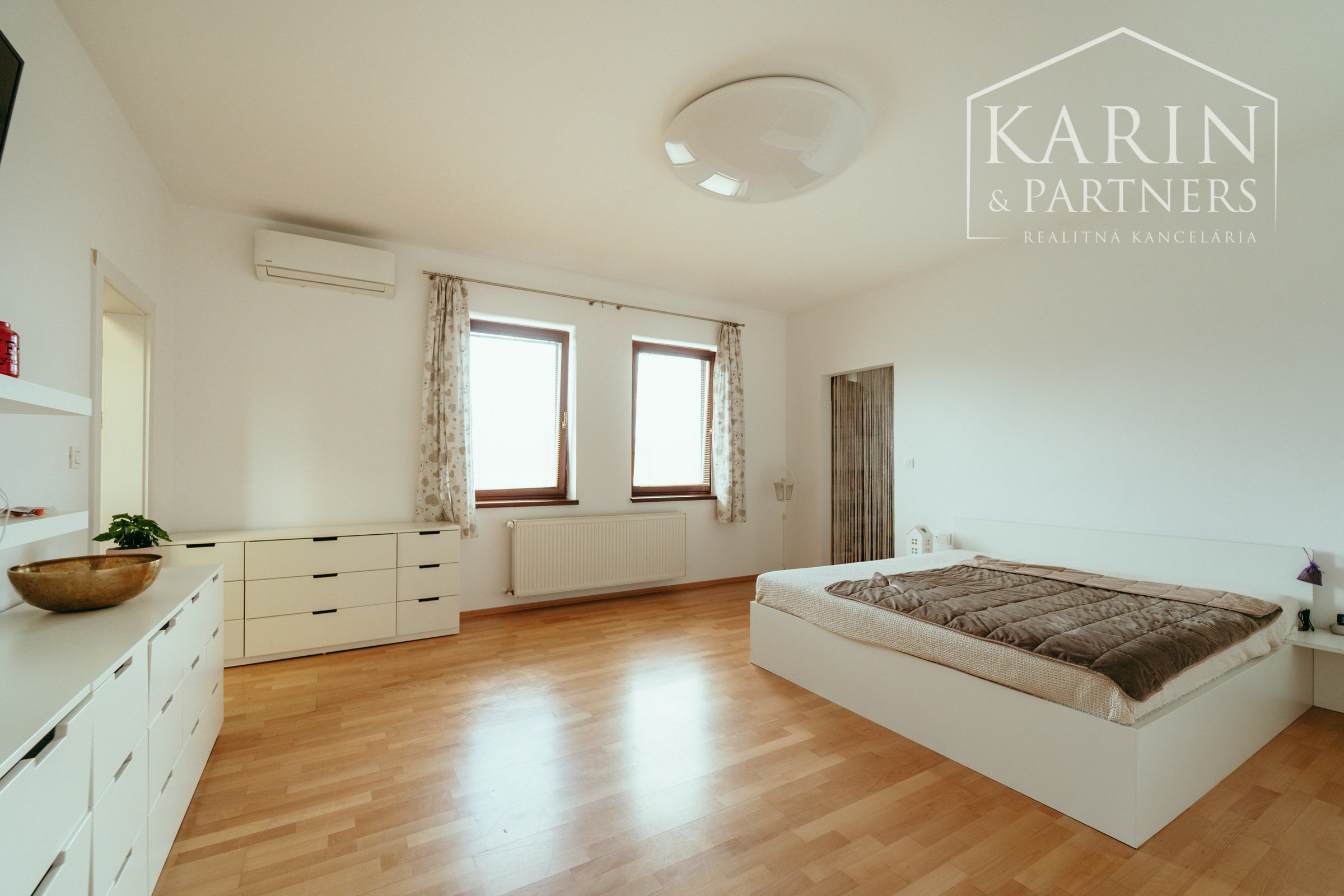 Moderný a priestranný 5 izbový zrekonštruovaný rodinný dom s veľkým pozemkom v Bratislave