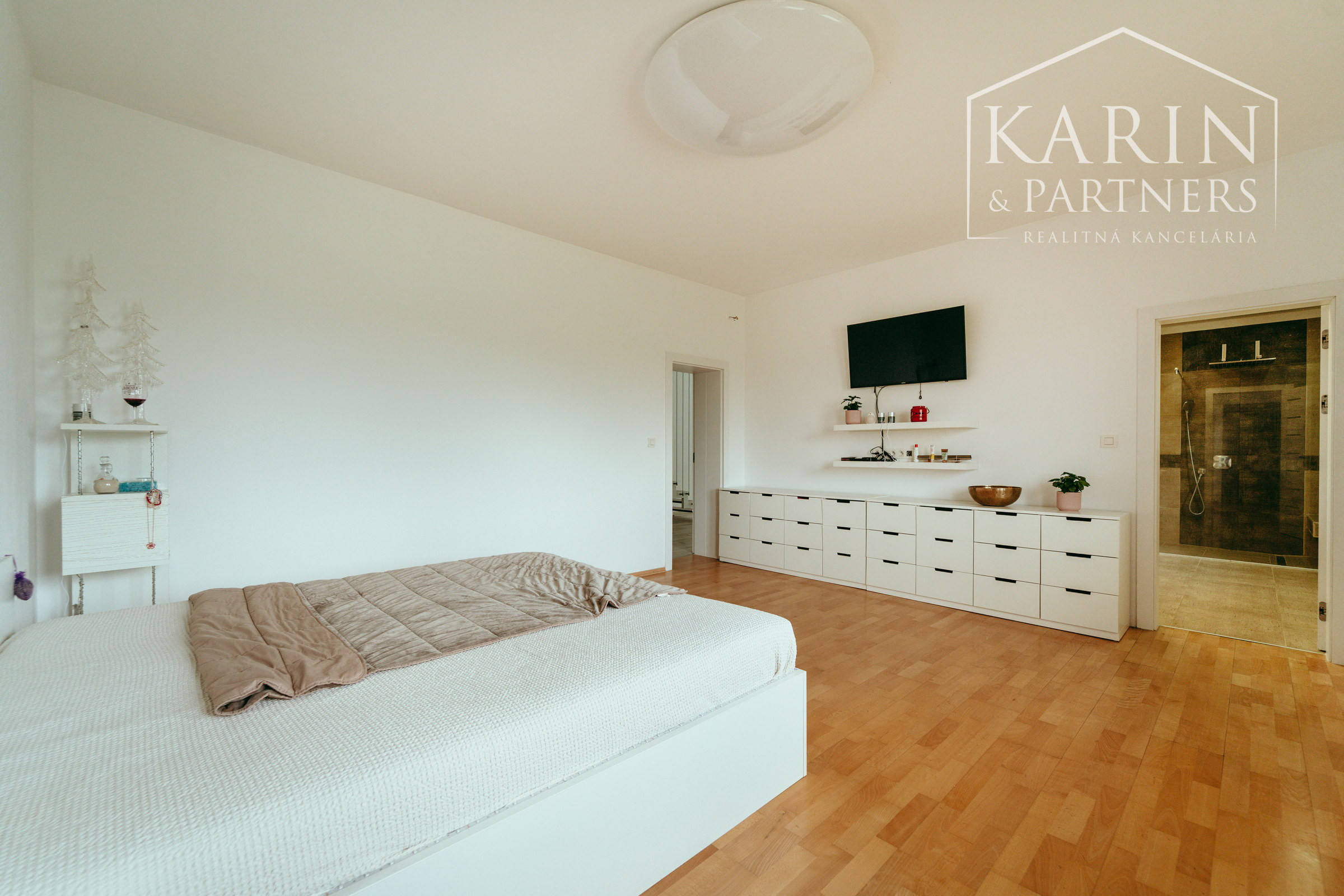 Moderný a priestranný 5 izbový zrekonštruovaný rodinný dom s veľkým pozemkom v Bratislave