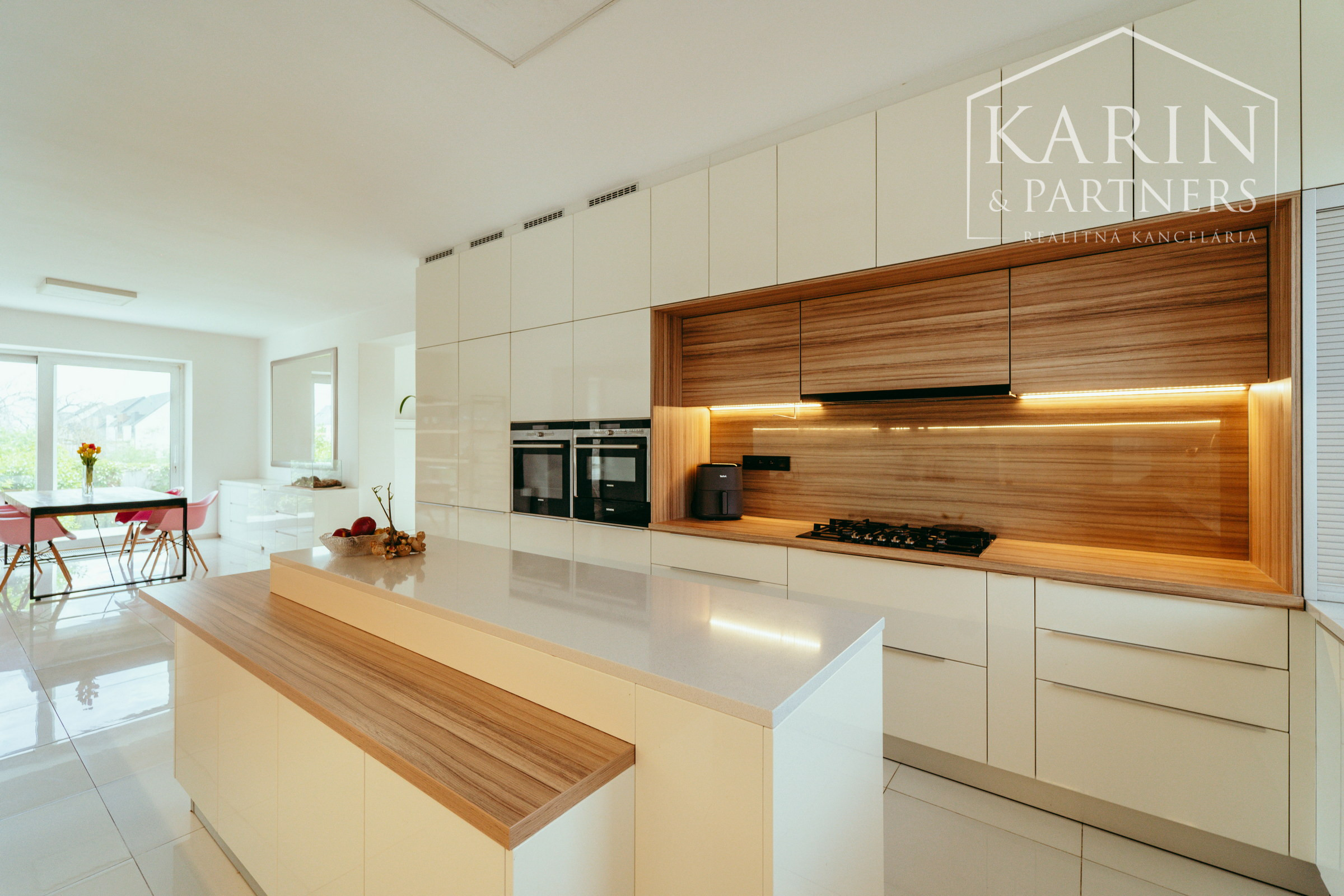 Moderný a priestranný 5 izbový zrekonštruovaný rodinný dom s veľkým pozemkom v Bratislave