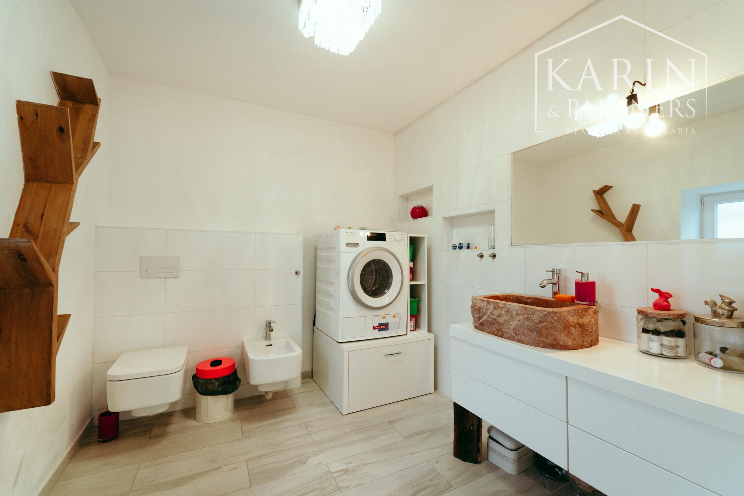 Moderný a priestranný 5 izbový zrekonštruovaný rodinný dom s veľkým pozemkom v Bratislave