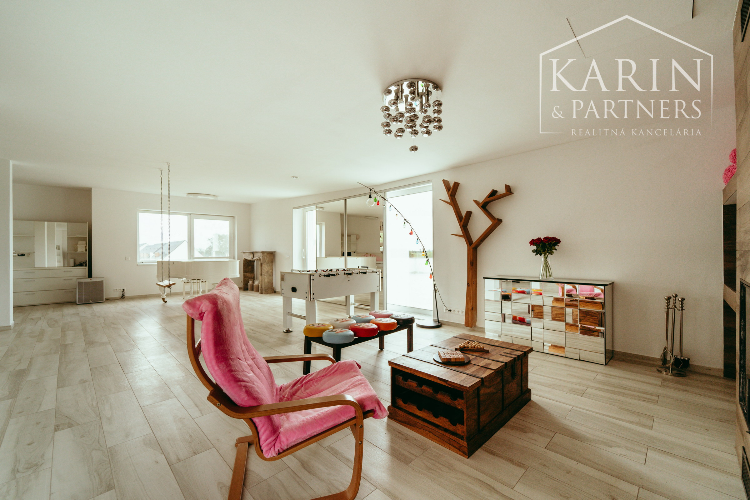 Moderný a priestranný 5 izbový zrekonštruovaný rodinný dom s veľkým pozemkom v Bratislave