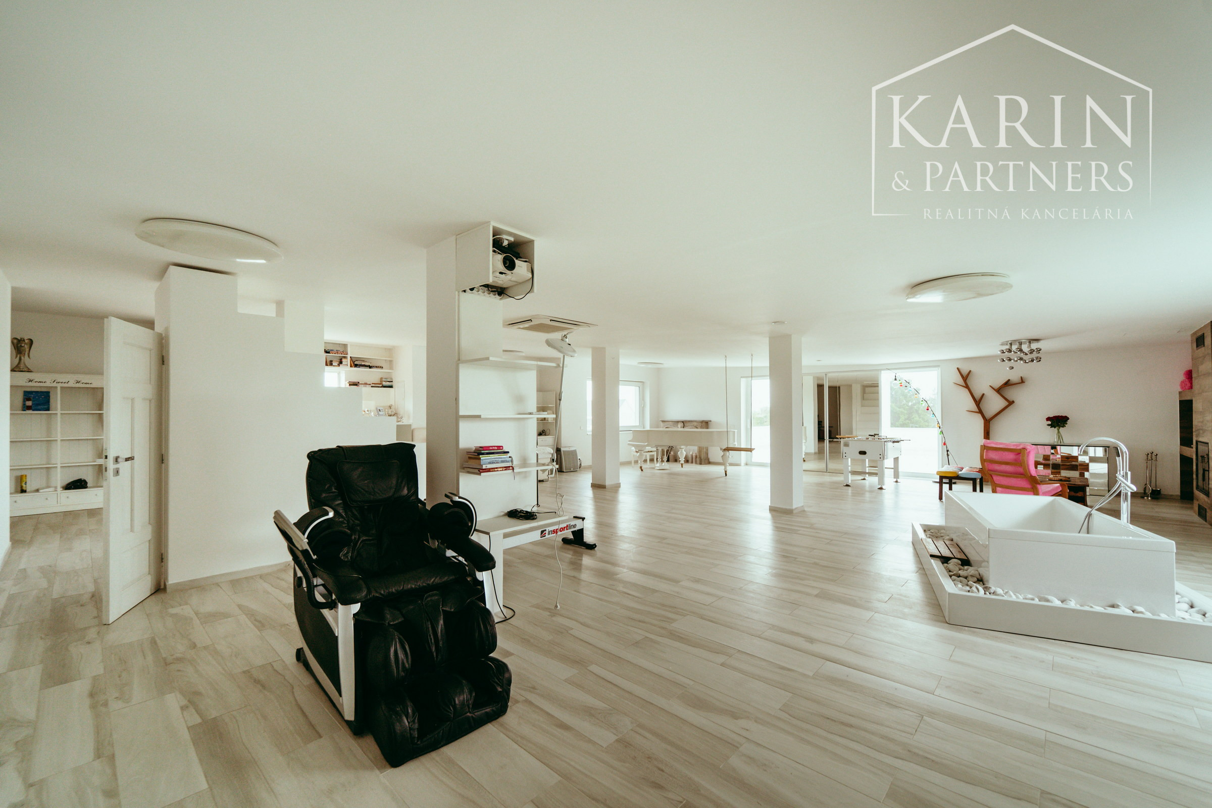 Moderný a priestranný 5 izbový zrekonštruovaný rodinný dom s veľkým pozemkom v Bratislave