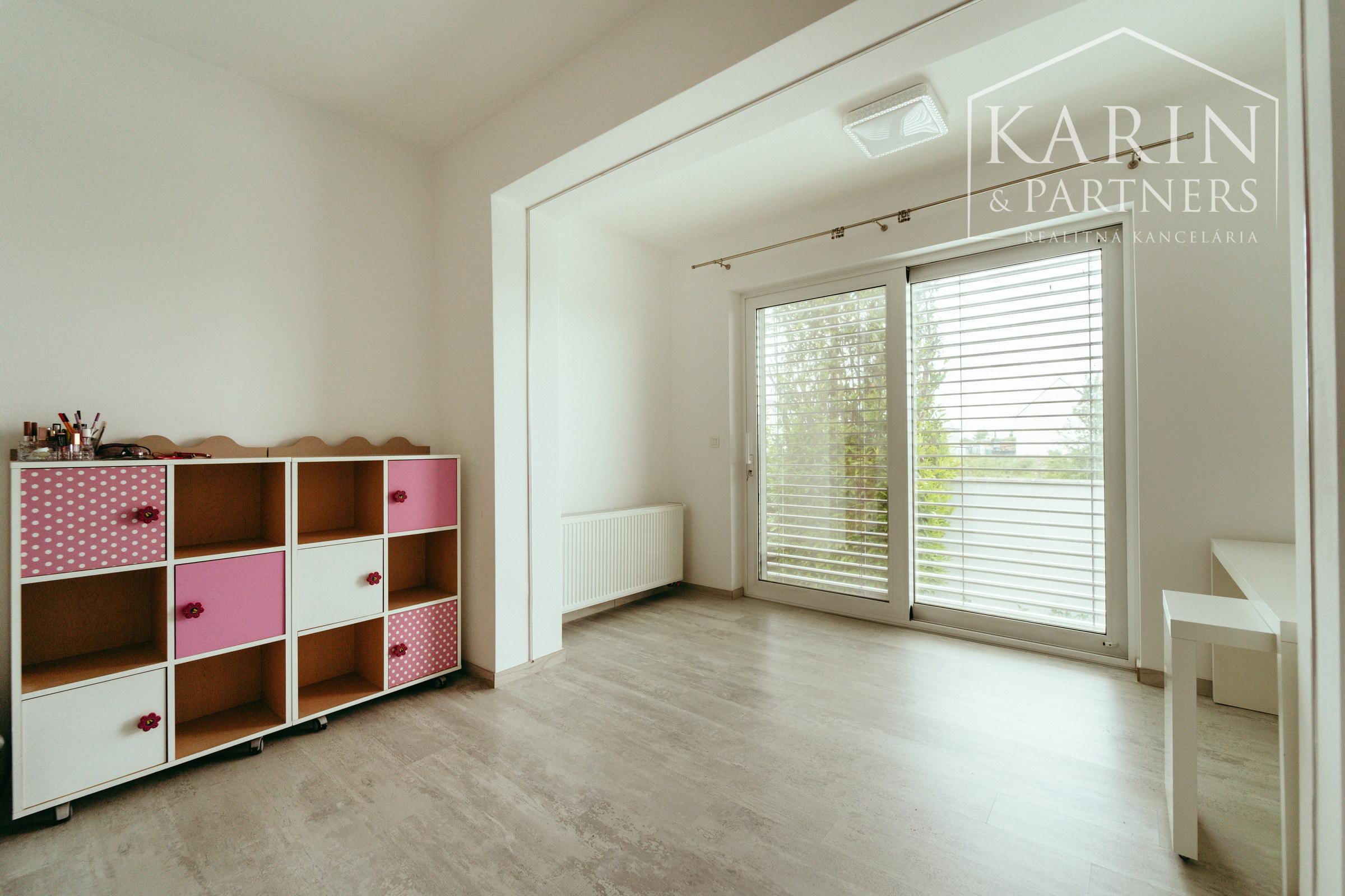 Moderný a priestranný 5 izbový zrekonštruovaný rodinný dom s veľkým pozemkom v Bratislave