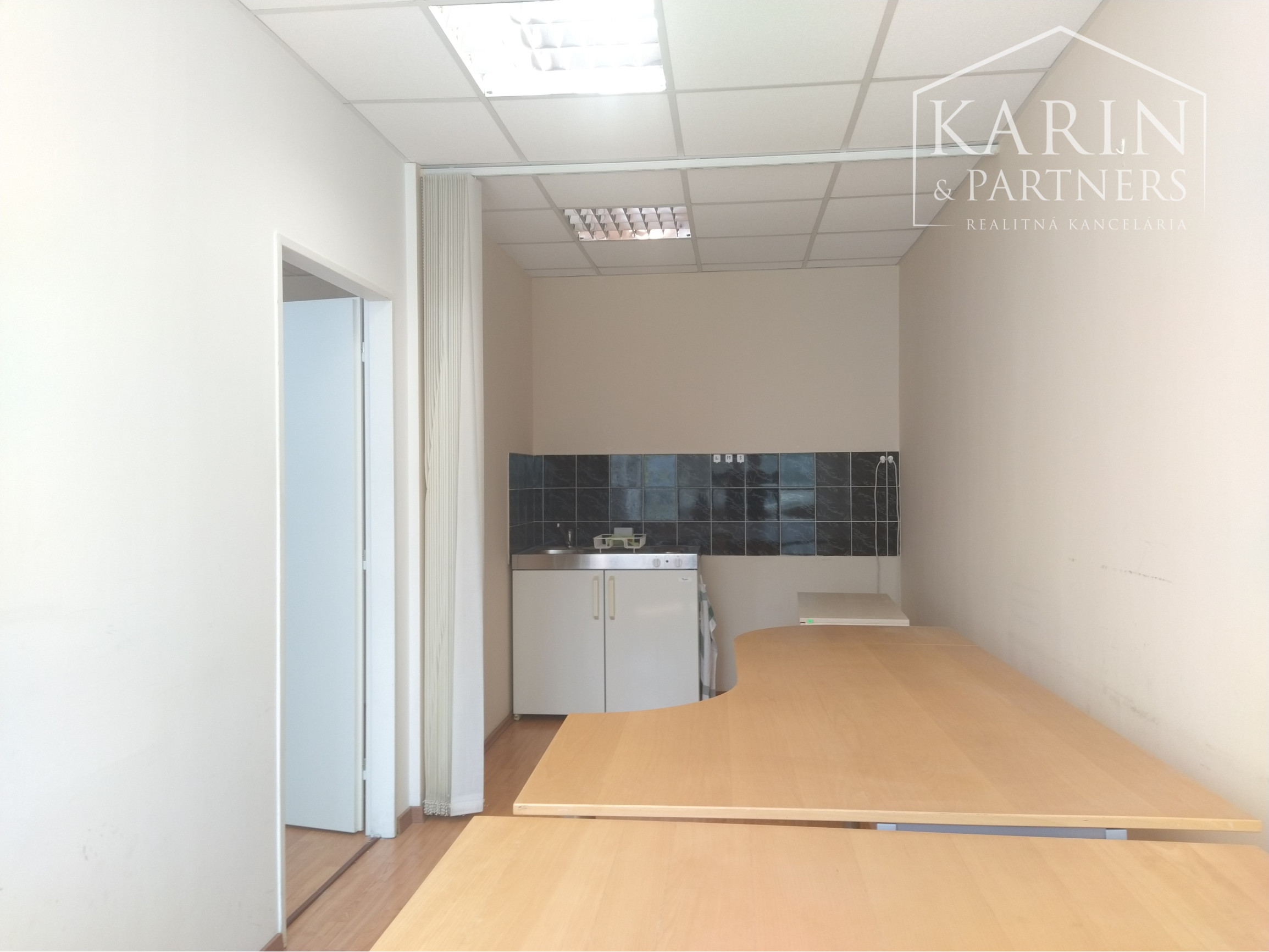 LEN: 13.-€/ m2/ mesiac! Prenájom klimatizovaná dvojkancelária s kuchynkou 33m2, Hattalova ul. BA III. Nové Mesto.