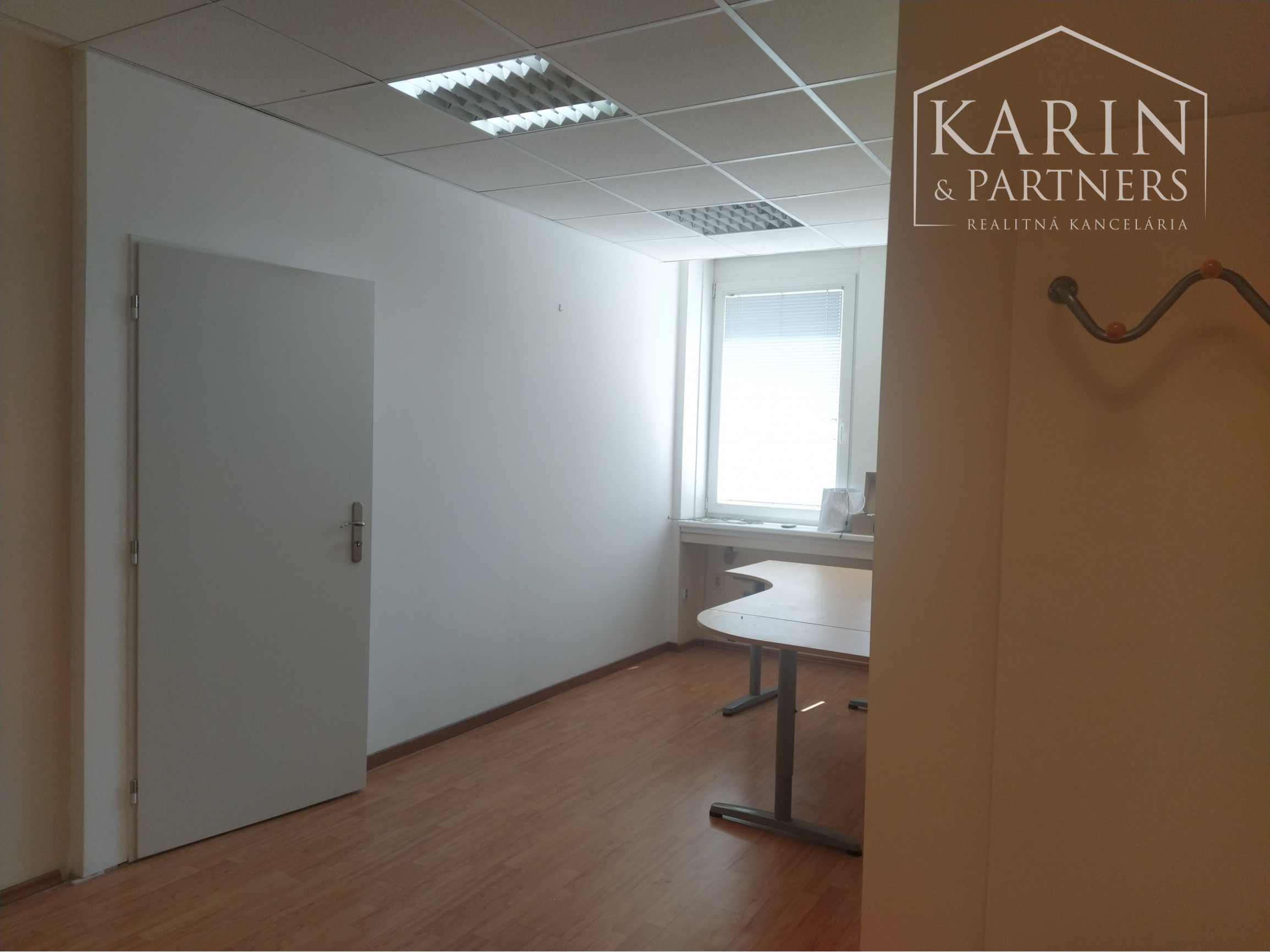 LEN: 13.-€/ m2/ mesiac! Prenájom klimatizovaná dvojkancelária s kuchynkou 33m2, Hattalova ul. BA III. Nové Mesto.