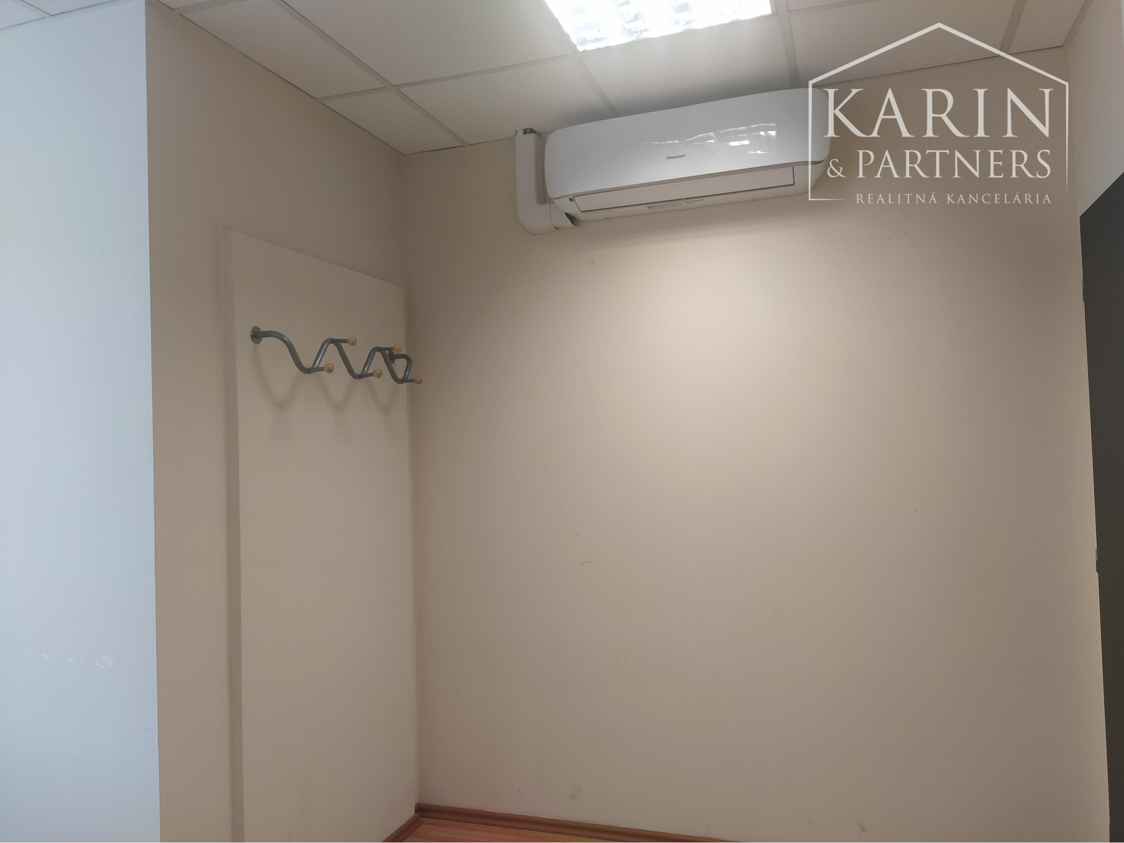 LEN: 13.-€/ m2/ mesiac! Prenájom klimatizovaná dvojkancelária s kuchynkou 33m2, Hattalova ul. BA III. Nové Mesto.