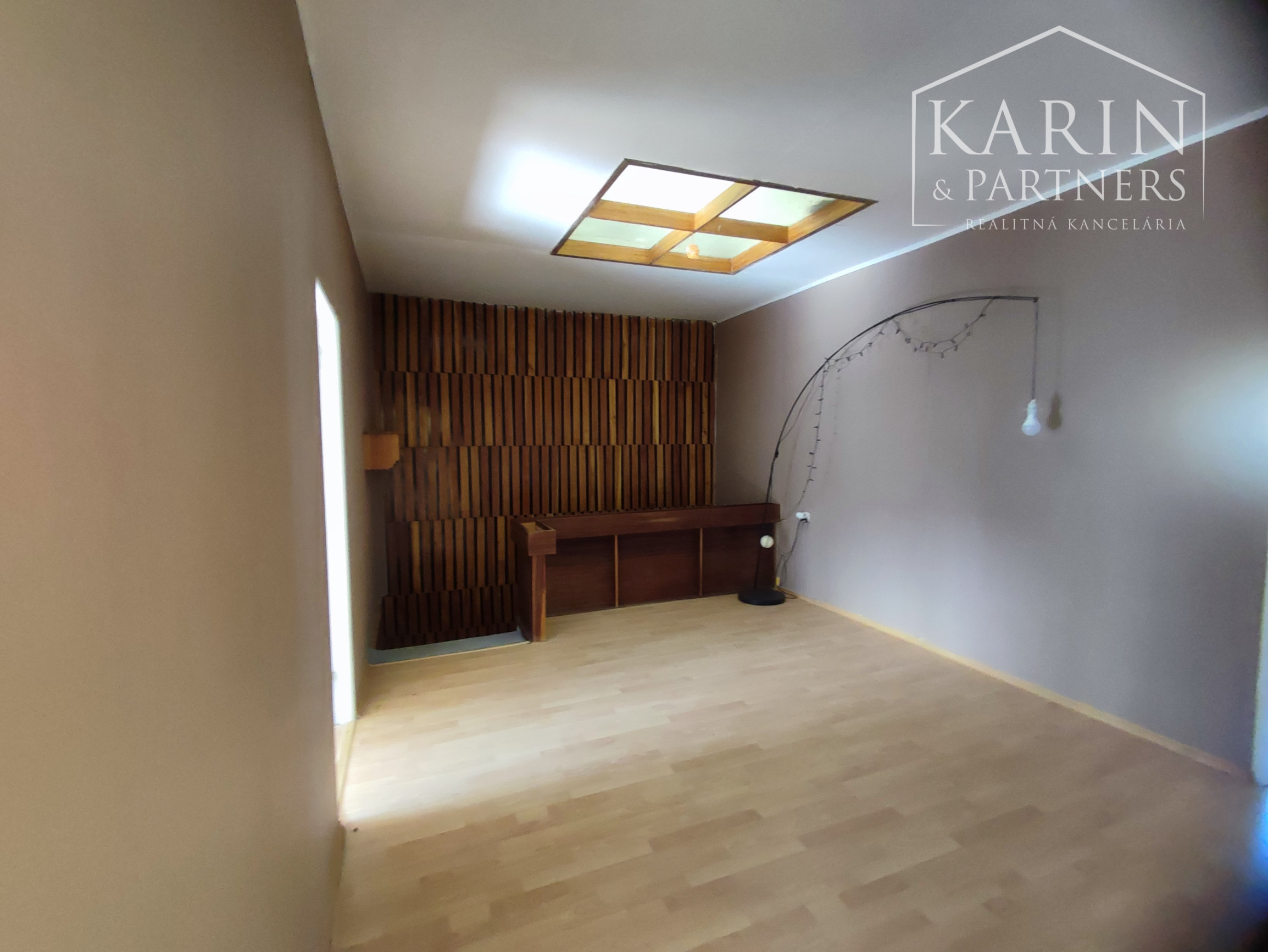 Znížená cena: Veľký poschodový rodinný dom s dvomi garážami, v oblúbenej pokojnej lukratívnej lokalite, Nové Zámky