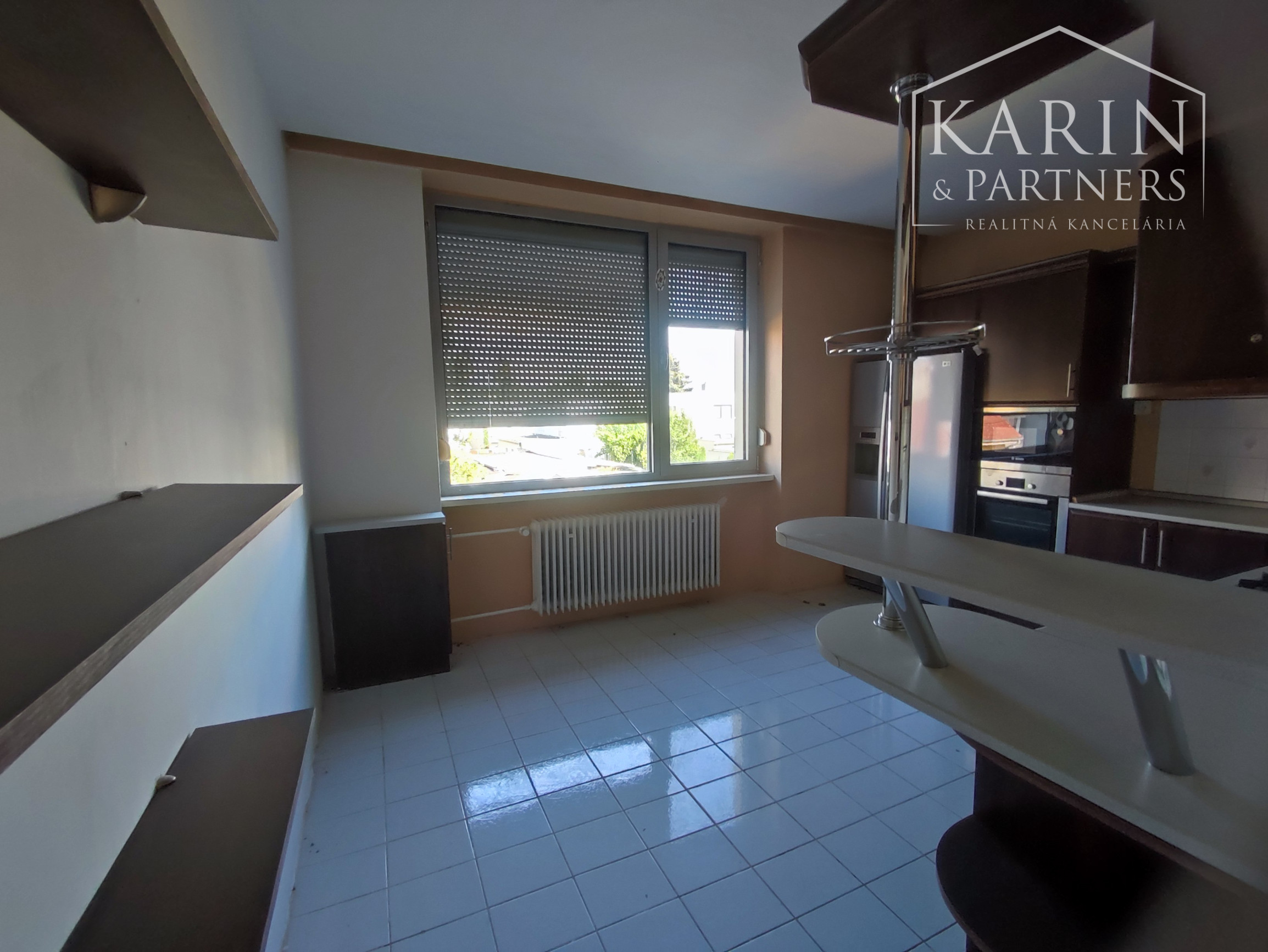 Znížená cena: Veľký poschodový rodinný dom s dvomi garážami, v oblúbenej pokojnej lukratívnej lokalite, Nové Zámky