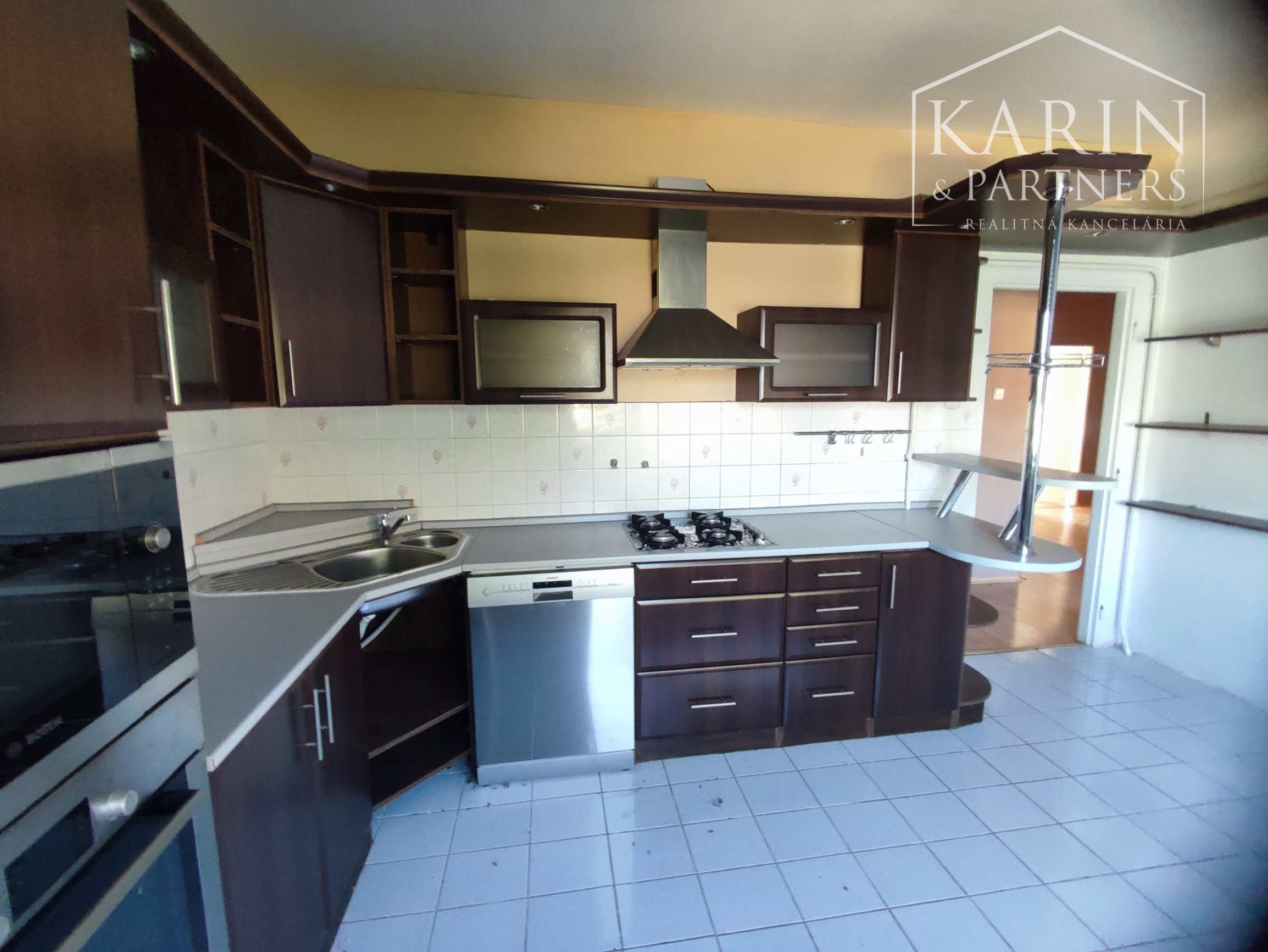 Znížená cena: Veľký poschodový rodinný dom s dvomi garážami, v oblúbenej pokojnej lukratívnej lokalite, Nové Zámky