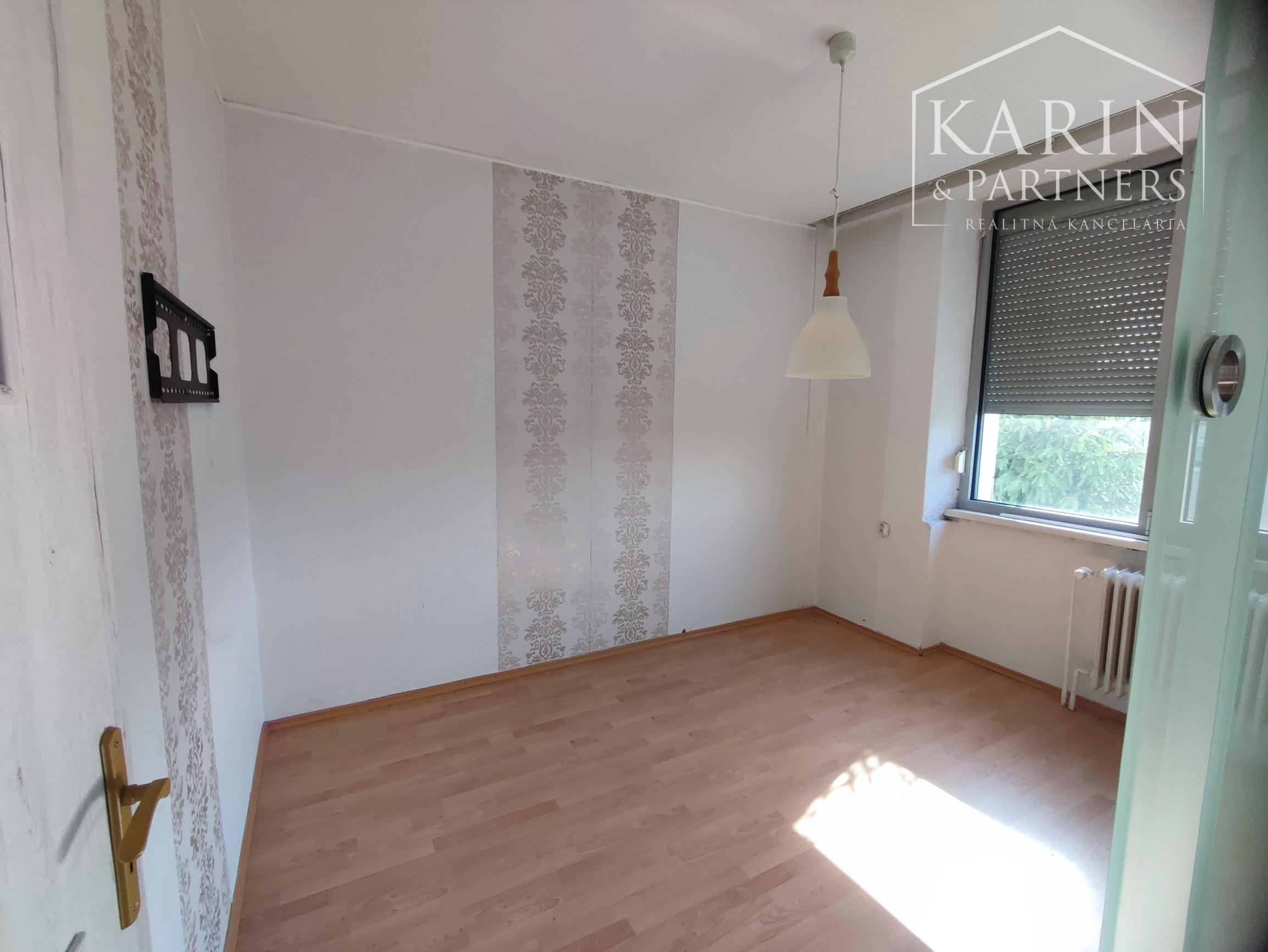 Znížená cena: Veľký poschodový rodinný dom s dvomi garážami, v oblúbenej pokojnej lukratívnej lokalite, Nové Zámky