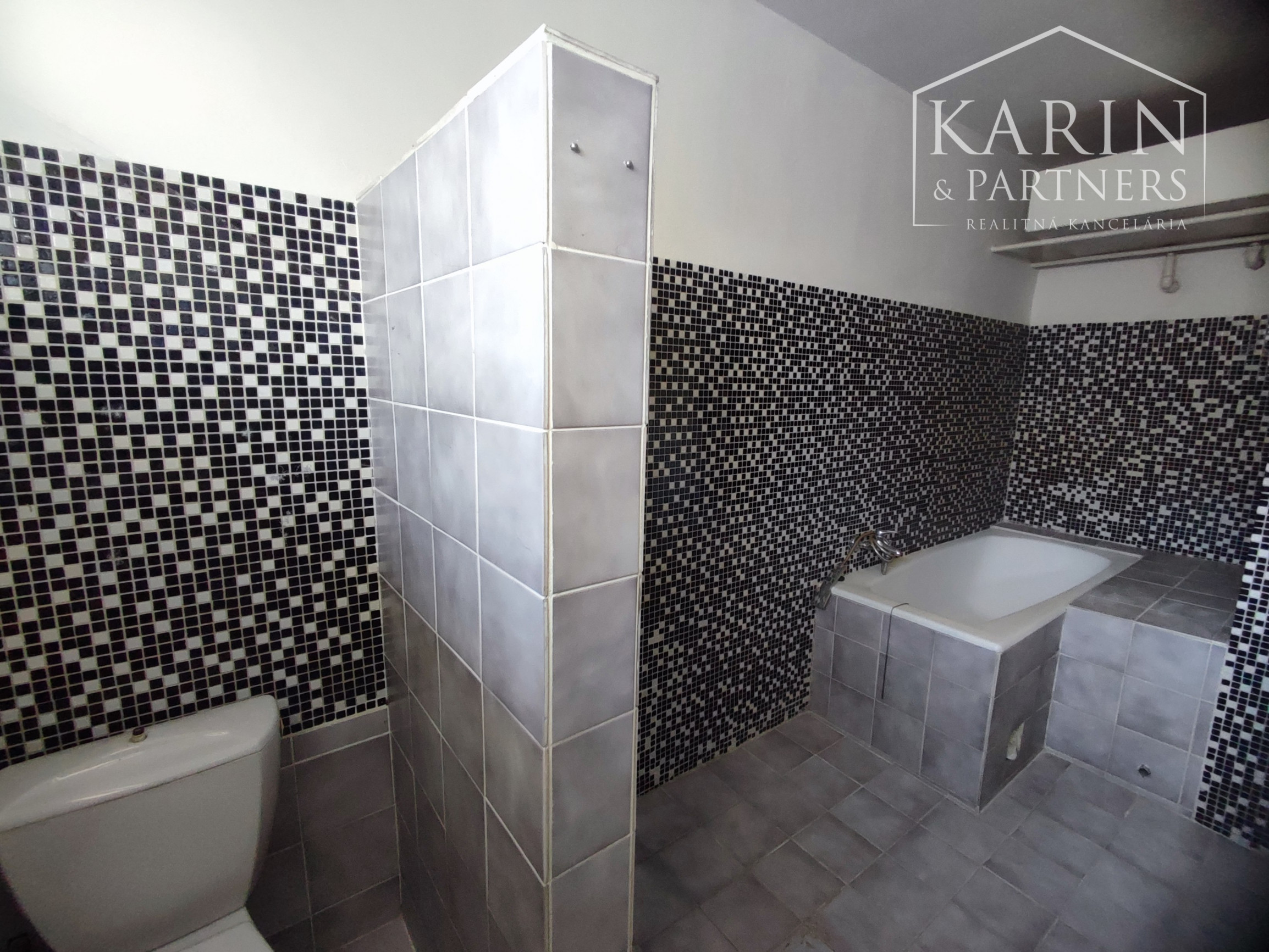 Znížená cena: Veľký poschodový rodinný dom s dvomi garážami, v oblúbenej pokojnej lukratívnej lokalite, Nové Zámky