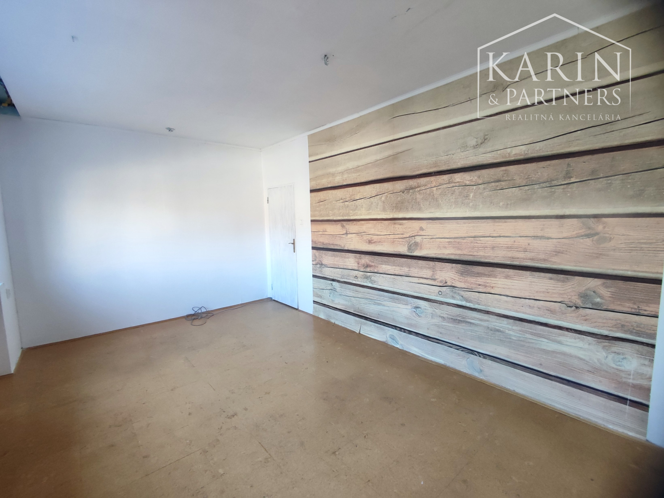 Znížená cena: Veľký poschodový rodinný dom s dvomi garážami, v oblúbenej pokojnej lukratívnej lokalite, Nové Zámky